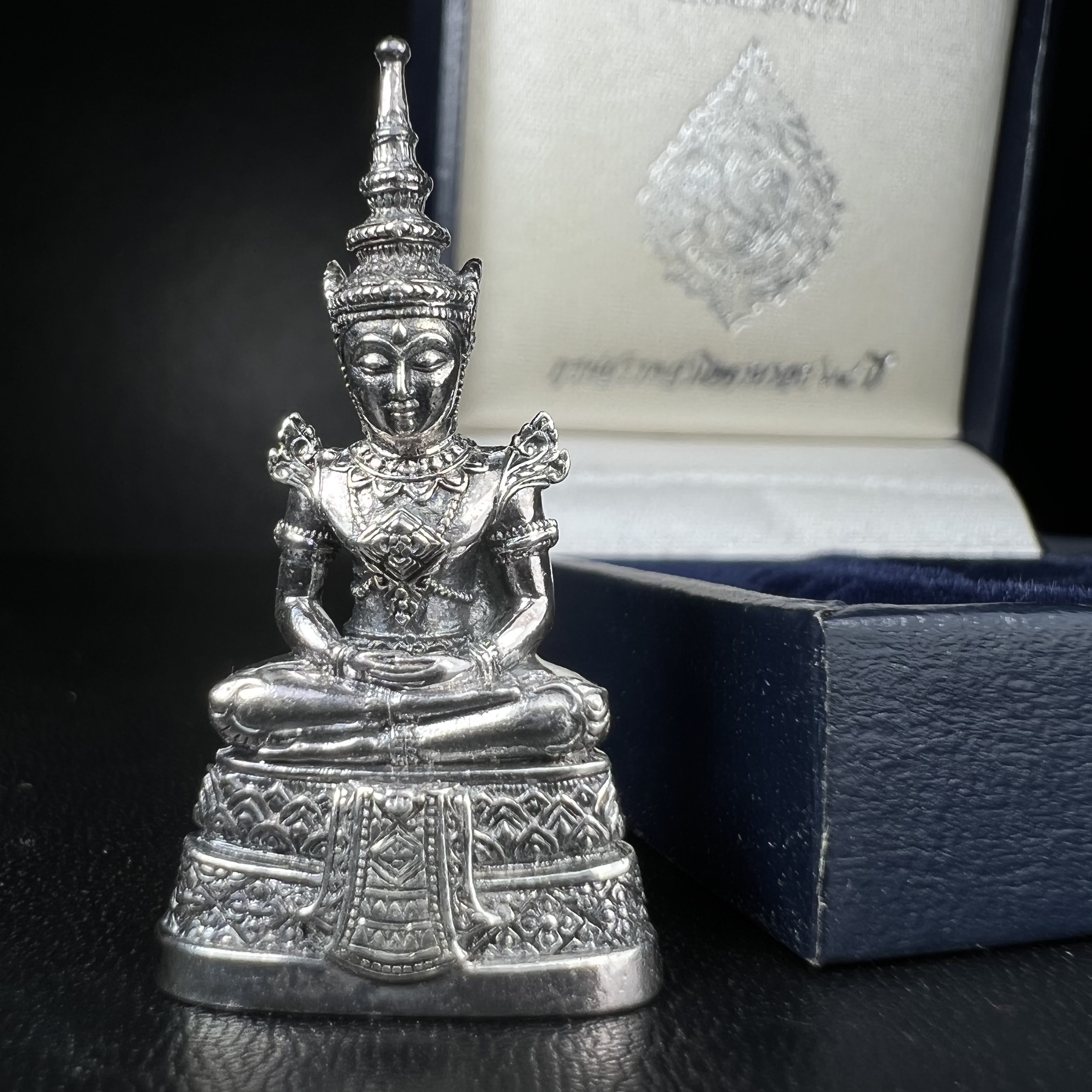 พระแก้วมรกต กรมสรรพสามิตจัดสร้างขึ้นเนื่องในโอกาสครบรอบ 64 ปีของกรมสรรพสามิต และเนื่องในวโรกาสที่พระบาทสมเด็จพระเจ้าอยู่หัวทรงครองราชย์ครบ 50 ปีในปีกาญจนาภิเษก เมื่อ พ.ศ.2539 เนื้อเงินรมดำขัดเงาพร้อมกล่องบรรจุเดิม