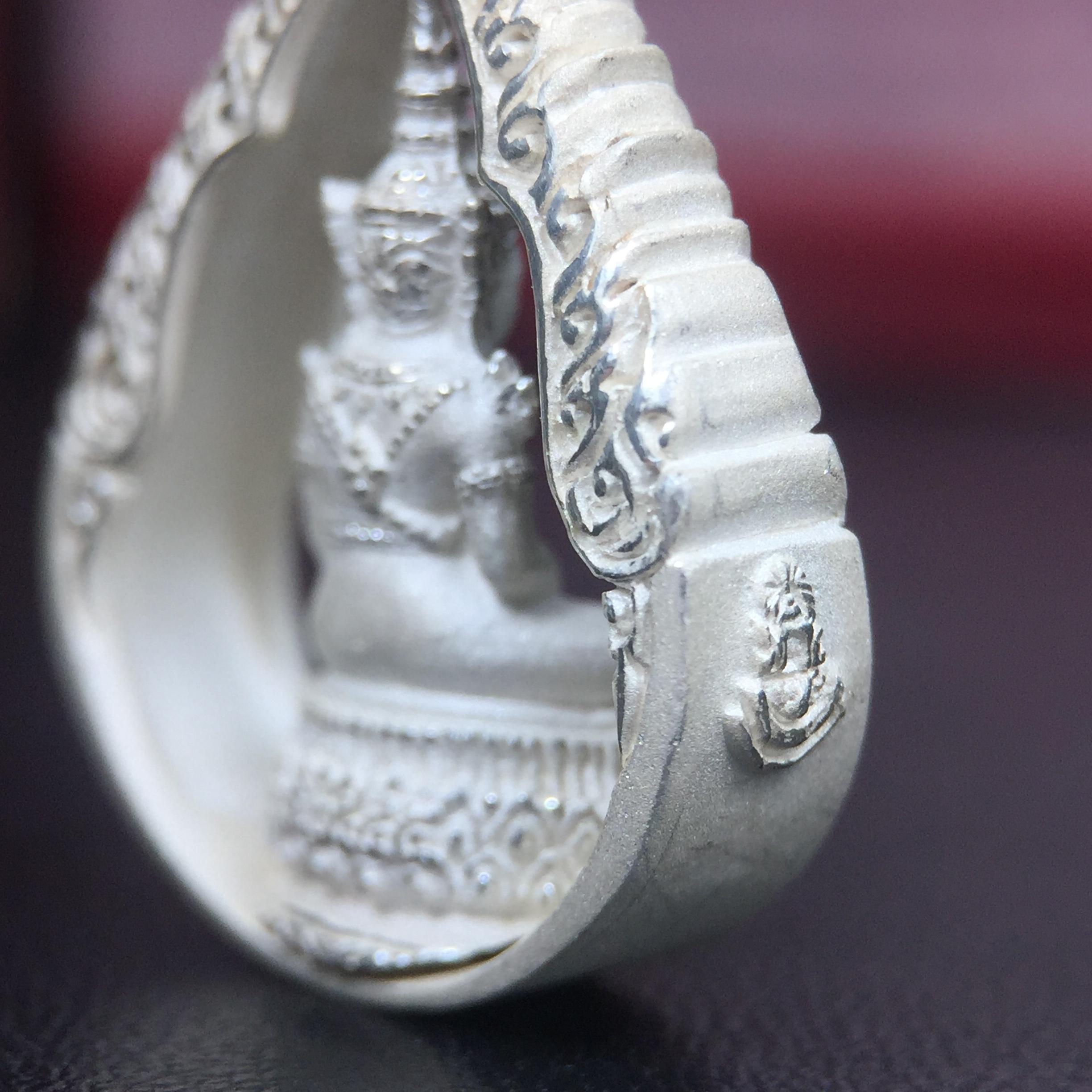 พระแก้วมรกต ภปร.(รุ่นแรก) ปี2545 รุ่นฉลองกรุงรัตนโกสินทร์ครบ 220 ปี พิมพ์ลอยองค์ทรงหยดน้ำ เนื้อเงินบริสุทธิ์ 92.5% ขนาด 18*27 มม. พร้อมกล่องบรรจุเดิม สวยครบสมบูรณ์(องค์หมายเลขสวย 1555)