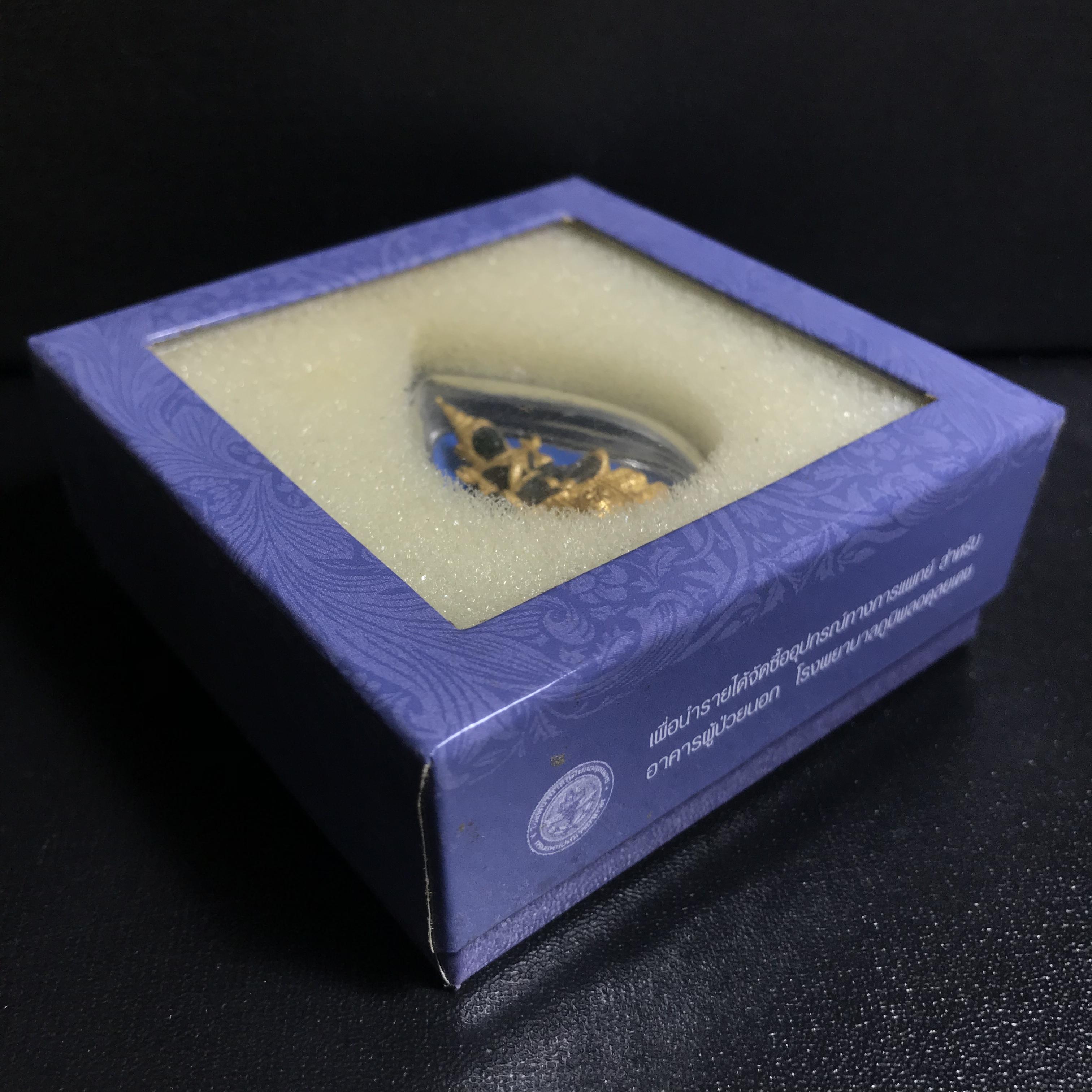 พระแก้วมรกต ภปร. ปี2547 จัดสร้างโดย รพ.ภูมิพลฯ เนื้อเรซิ่นหุ้มทองคำลอยองค์ หน้าตัก 1/2 นิ้ว