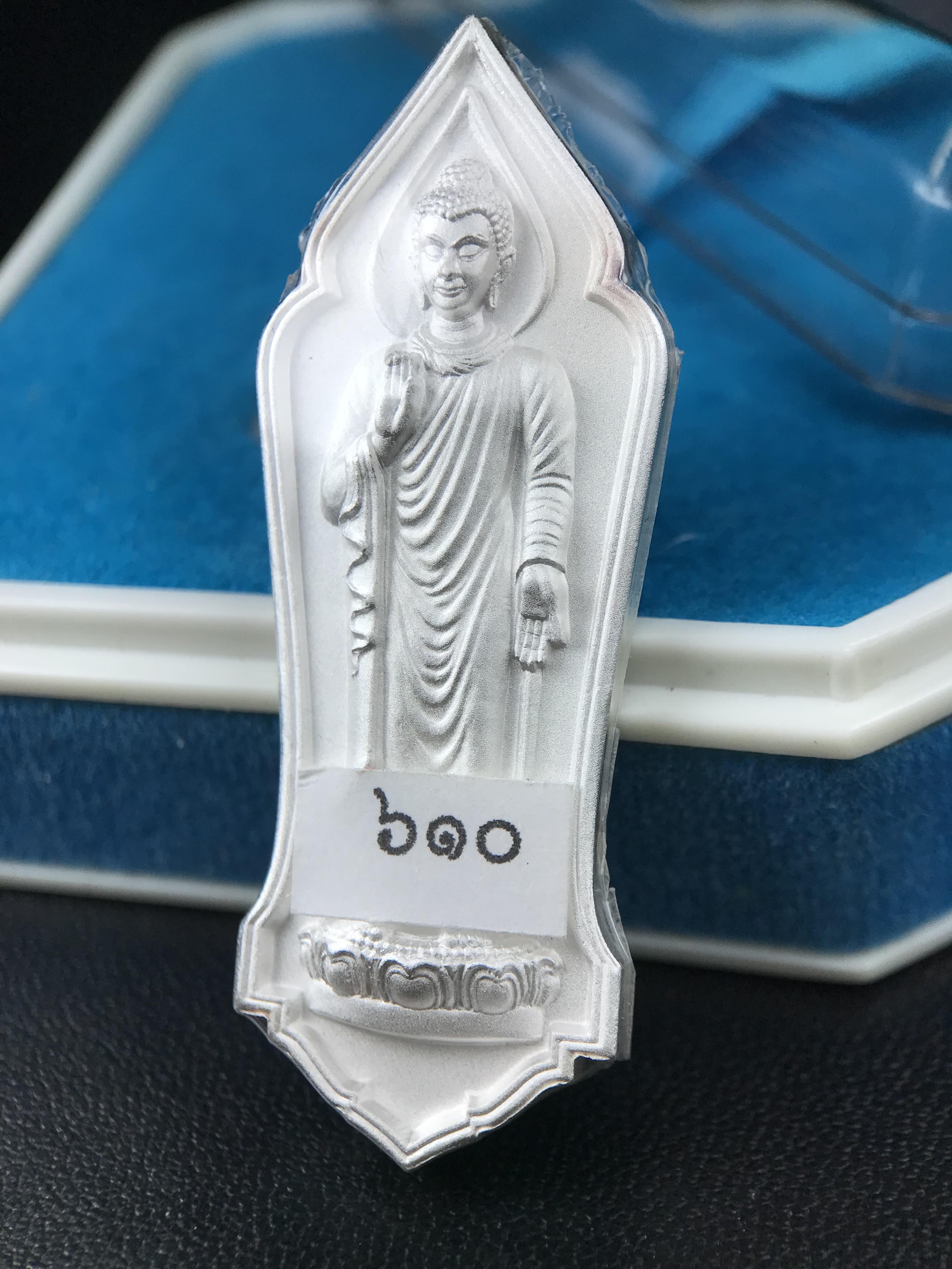 เหรียญที่ระลึกพระพุทธเมตตาประชาไทยไตรโลกนาถคันธารราฐอนุสรณ์ หลัง ภปร. และ สก. วัดทิพย์สุคนธาราม จ.กาญจนบุรี ปี 2558 เนื้อเงิน 99.99% ขนาดสูง 4.6 ซม. ที่ระลึก ร.9 พระชนมพรรษาครบ 7 รอบ และ สมเด็จพระราชินี พระชนมพรรษา 80 พรรษา พิธีใหญ่(หายาก1 ใน 999 เหรียญ)