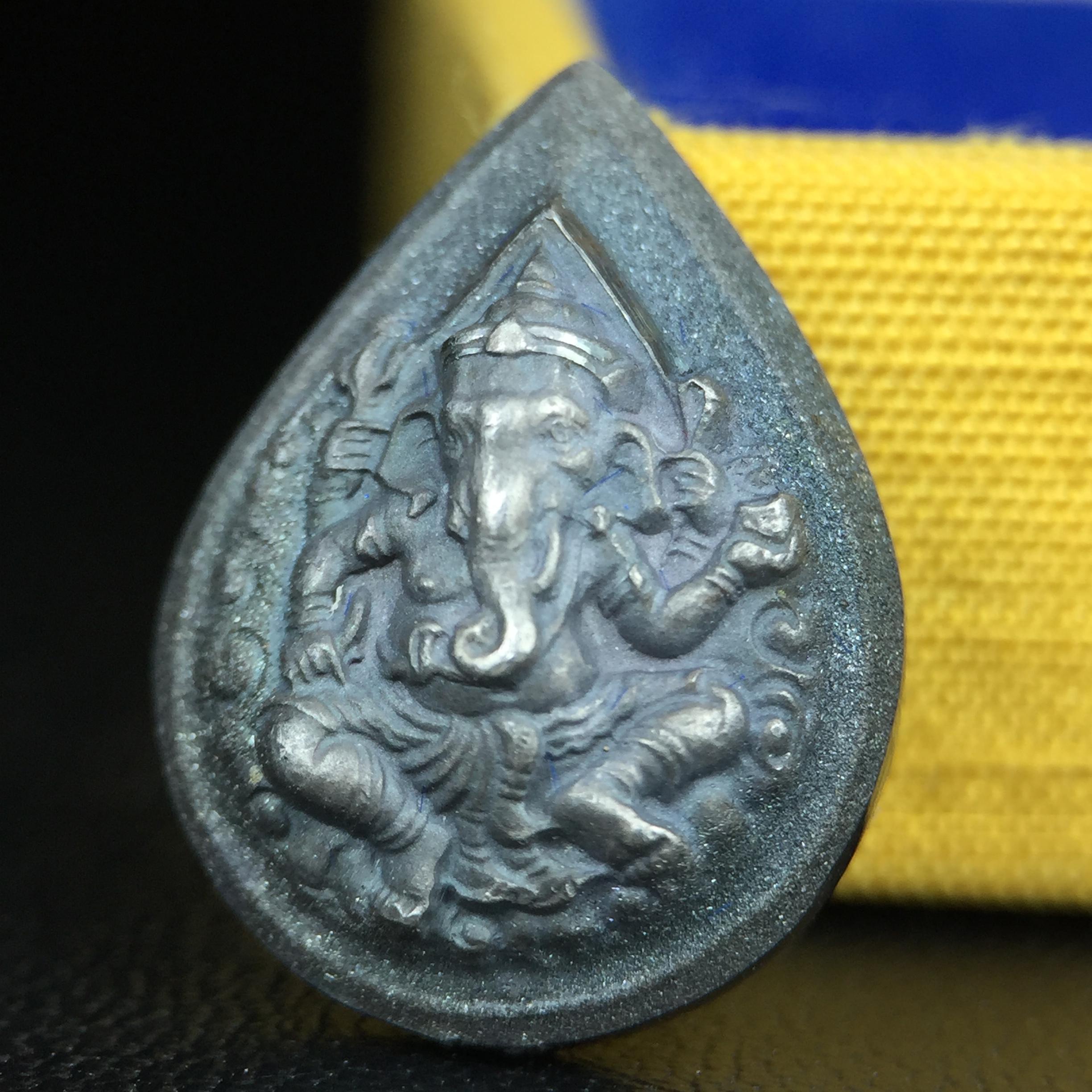 เหรียญพระพิฆเนศวร ญสส. ชุดกาญจนาภิเษกครองราชย์ 50 ปี พุทธศักราช 2538 พิมพ์เล็ก(1.9 ซม.) เนื้อเงินผิวเดิมกลับดำเข้มขลังงดงามธรรมชาติ สภาพสวยเดิมพร้อมกล่องบรรจุเดิม ตอกโค๊ดหมายเลขกำกับ(1ใน1000องค์)