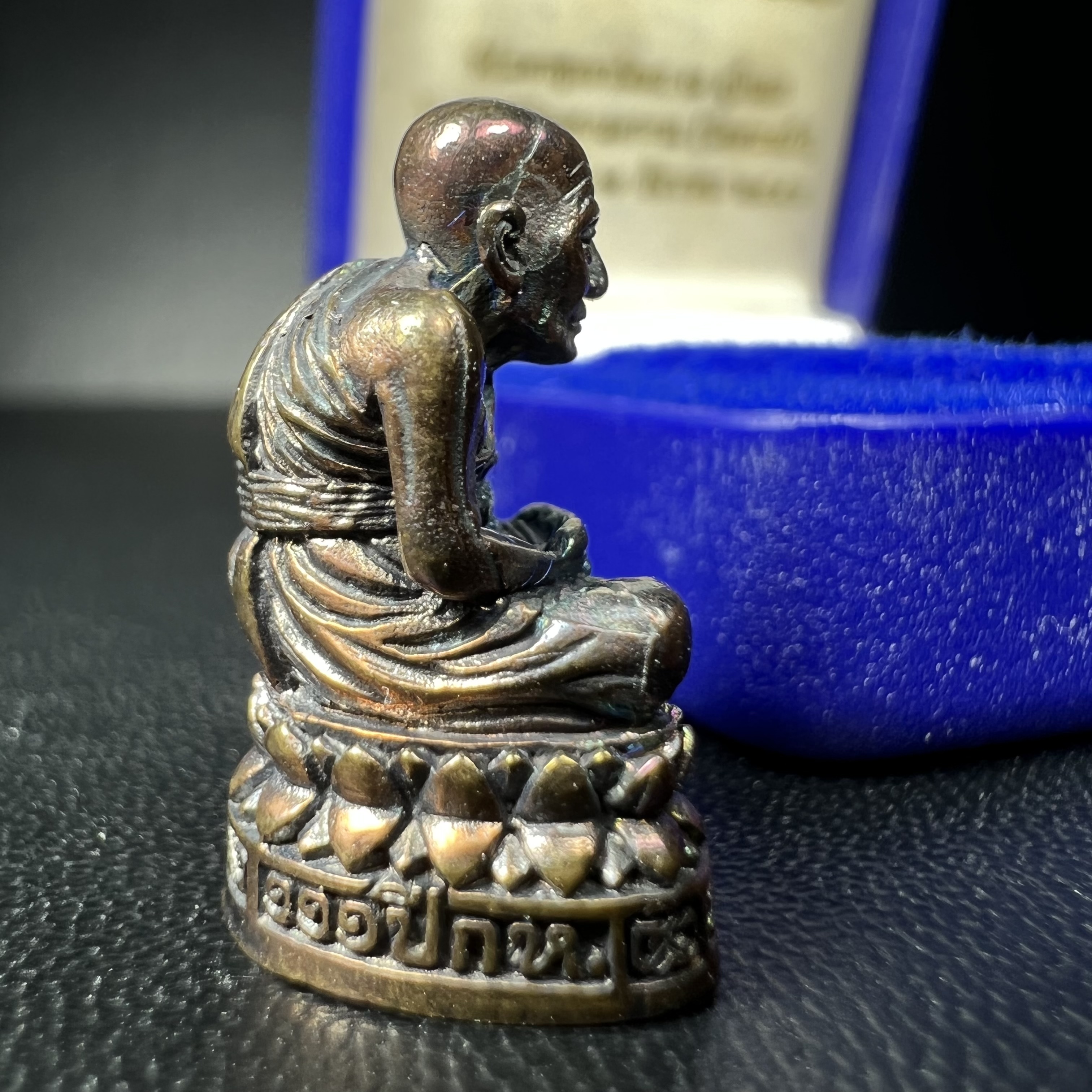 รูปเหมือนหล่อลอยองค์หลวงปู่ทวด รุ่น 111ปี กระทรวงกลาโหม เนื้อนวโลหะรมดำ-ปัดเงา ปี2540 พิธีใหญ่ สภาพสวย เข้มขลัง นิยม พร้อมกล่องบรรจุเดิม