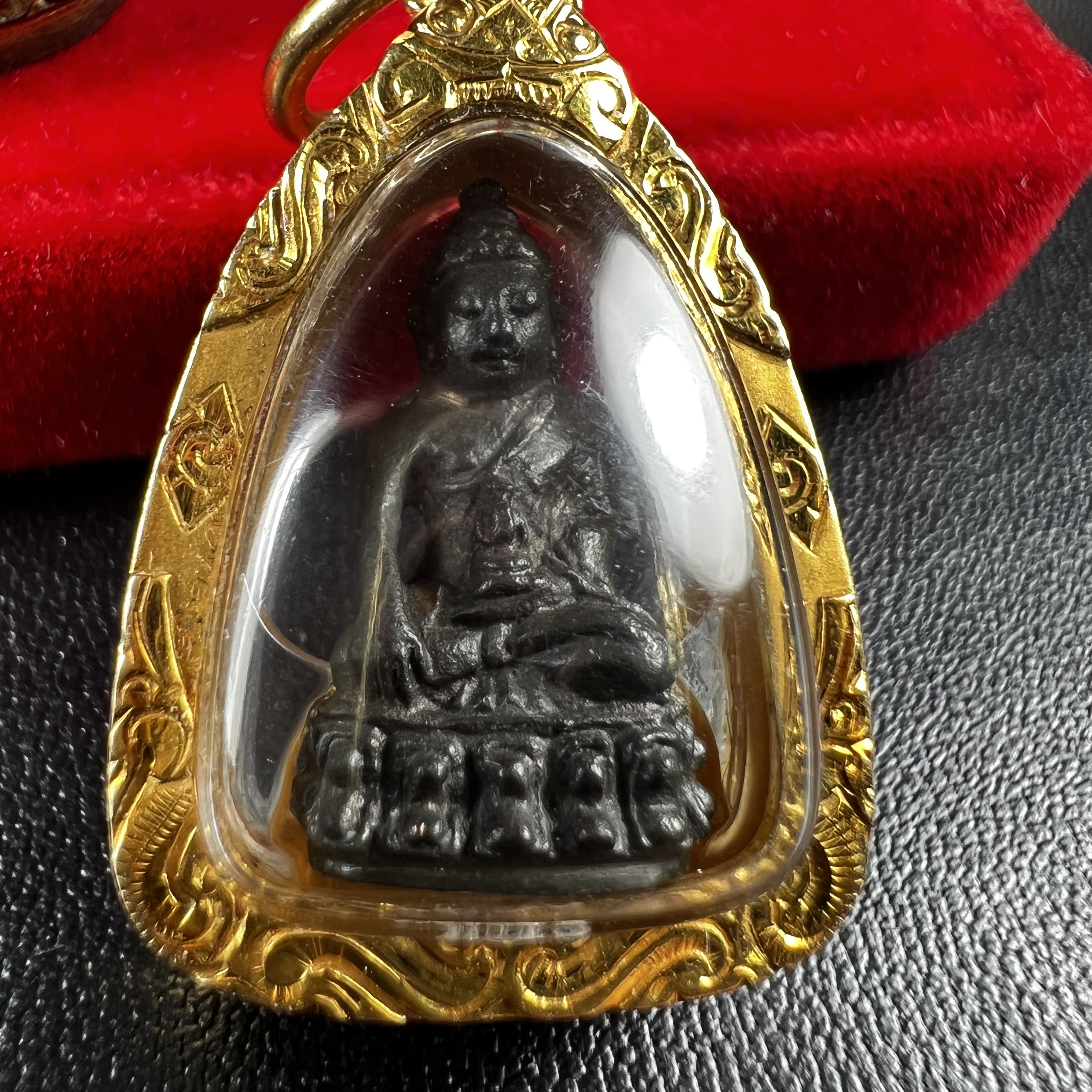 พระกริ่ง-พระชัยวัฒน์ ปวเรศ ปี2530 วัดบวรนิเวศราชวรวิหาร(องค์พระชัยวัฒน์เลี่ยมกรอบทองคำแท้)(ในหลวง ร.9 เสด็จเททอง)(บรรจุเส้นเกศาในหลวงรัชกาลที่9)พร้อมสูจิบัตรเดิมตอนจัดสร้าง(สภาพสวยครบสมบูรณ์) (องค์หน้าใหญ่)(องค์ทองทบ)แบบพิมพ์นิยมหายาก