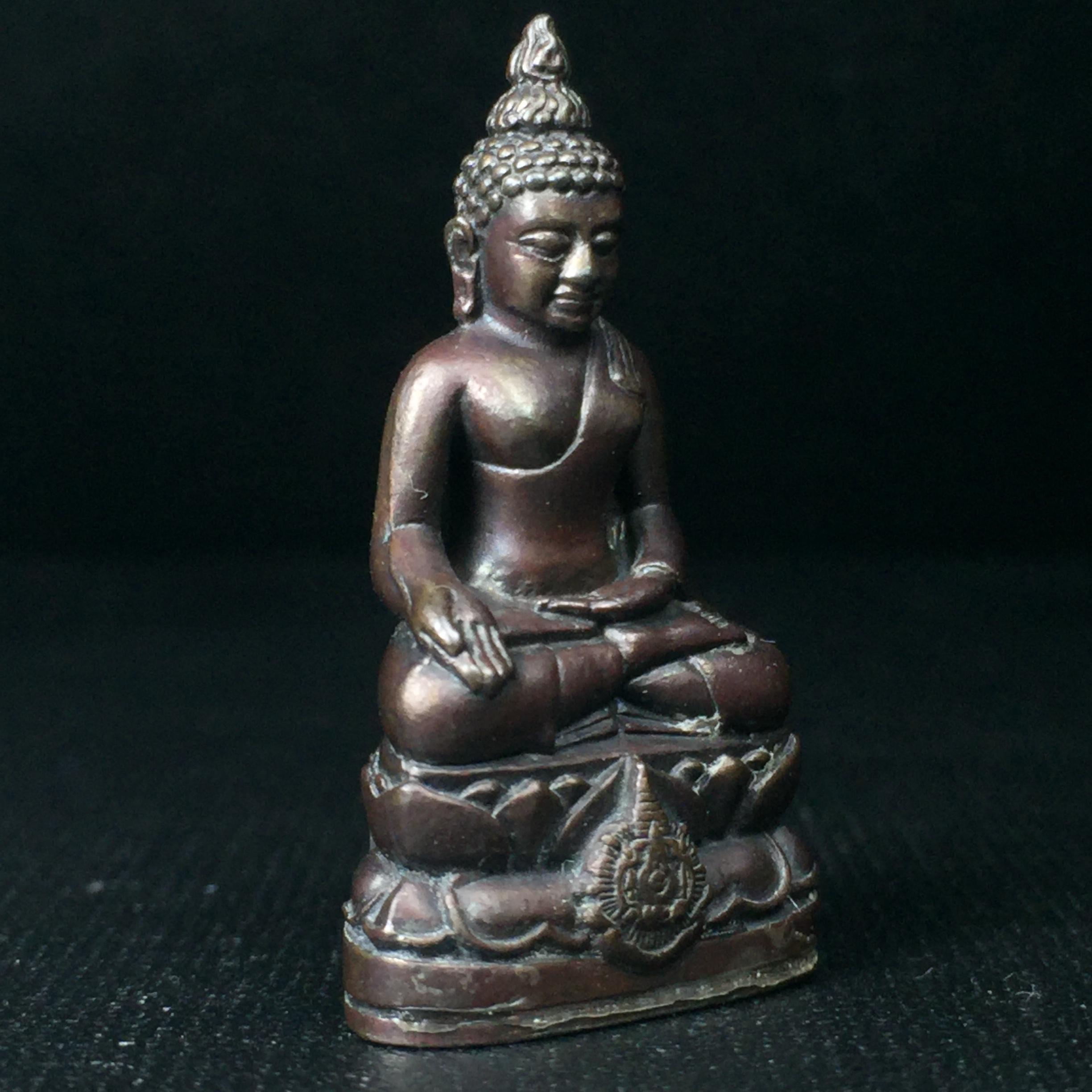 พระกริ่งไพรีพินาศ เฉลิมพระเกียรติ พระบาทสมเด็จพระเจ้าอยู่หัวรัชกาลที่9 พระชนมพรรษา 6 รอบ ปี2542 เนื้อนวโลหะผสมทองคำ(บรรจุเหล็กไหล)ดีนอก-ดีใน