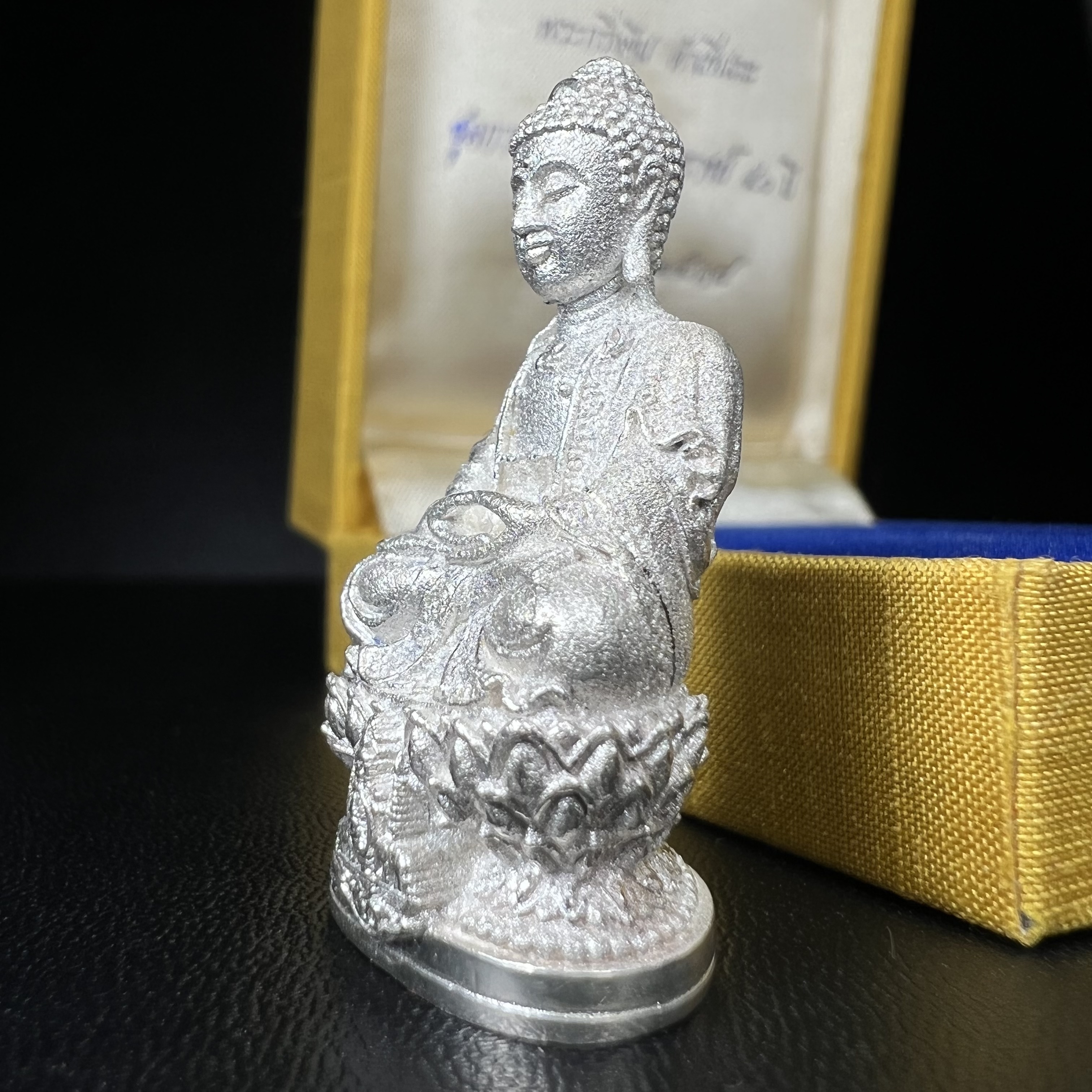 พระกริ่งจีน "ต้าเยิ่นถะ" (เนื้อเงิน) รุ่น กาญจนาภิเษก ครองราชย์ 50 ปี วัดบวรนิเวศวิหาร ปี2538 (คัดสภาพสวยเดิม พิธีใหญ่ พุทธศิลป์งดงาม)1 ใน 6001 องค์