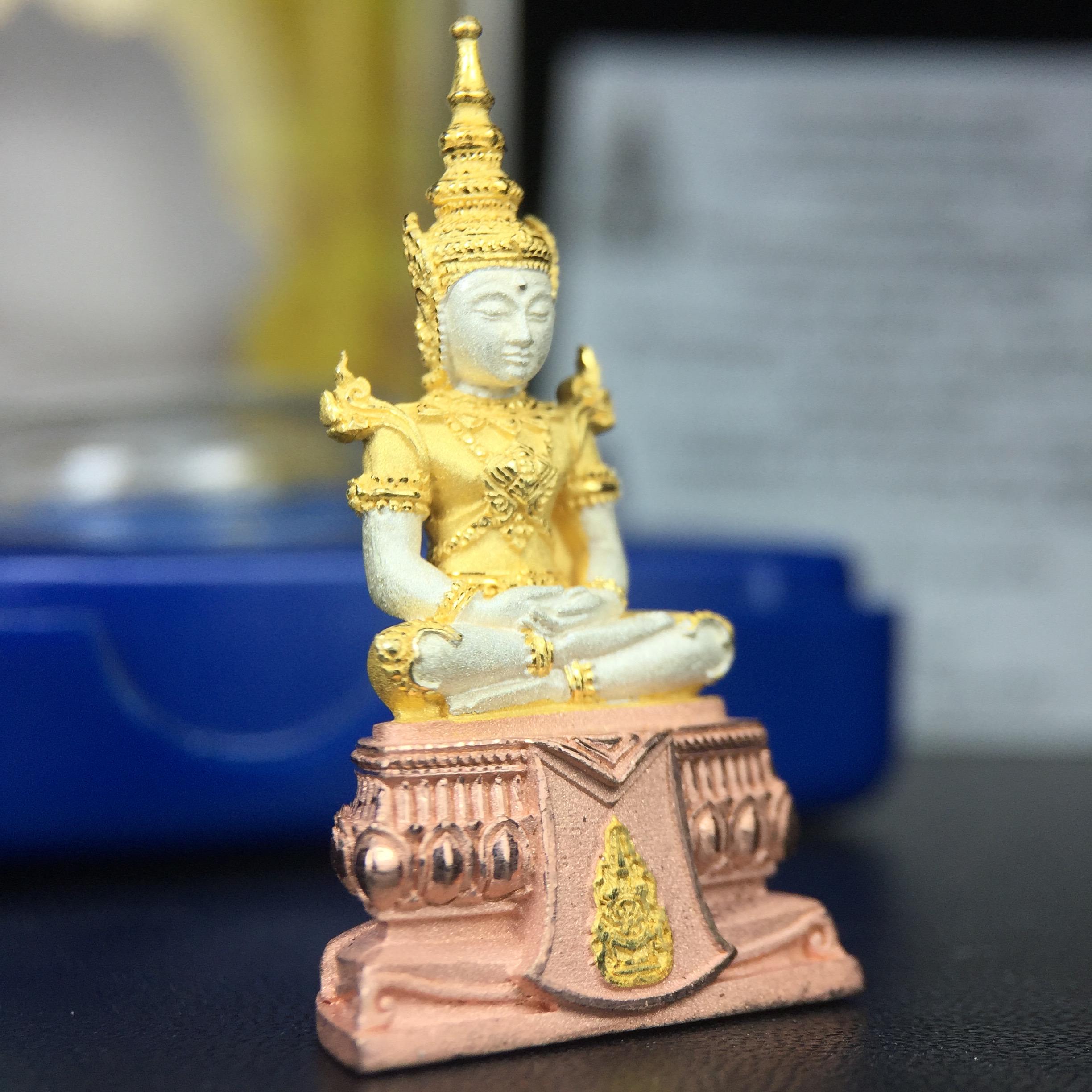 พระแก้วมรกต(จำลอง)ลอยองค์ ขนาดหน้าตัก 1/2 นิ้ว ทรงเครื่องฤดูร้อน เนื้อเงินสามกษัตริย์ ตราสัญลักษณ์ฉลองสิริราชสมบัติ ครบ 60 ปี พ.ศ.2549(สภาพสวย ครบ สมบูรณ์)