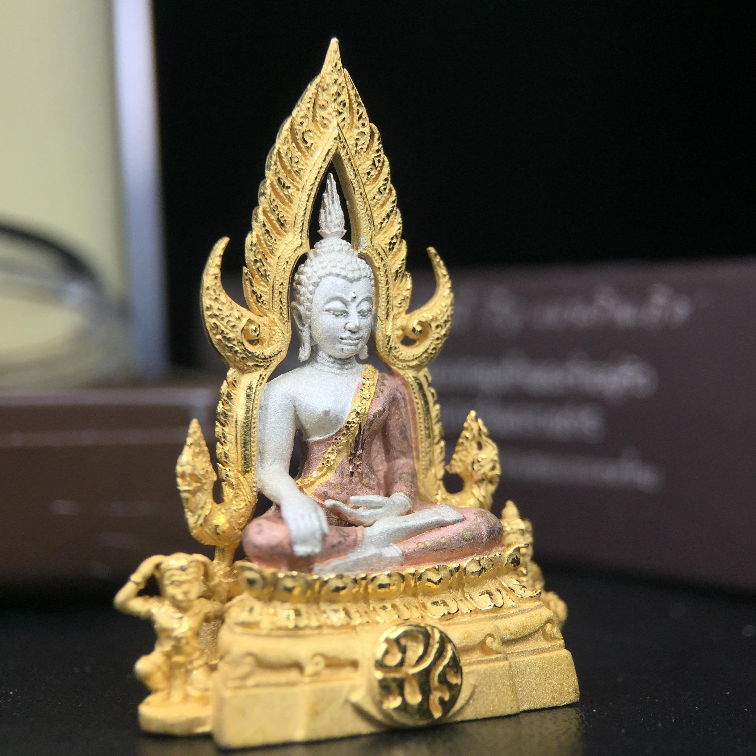 พระพุทธชินราช ภปร. โครงการ "เพราะแผ่นดินนี้ คือ แผ่นดินเกิด" ปี2548(รุ่นแรก) ลอยองค์ หน้าตัก 1/2 นิ้ว เนื้อเงินสามกษัตริย์ พุทธศิลป์งดงามทรงคุณค่า รุ่นยอดนิยม