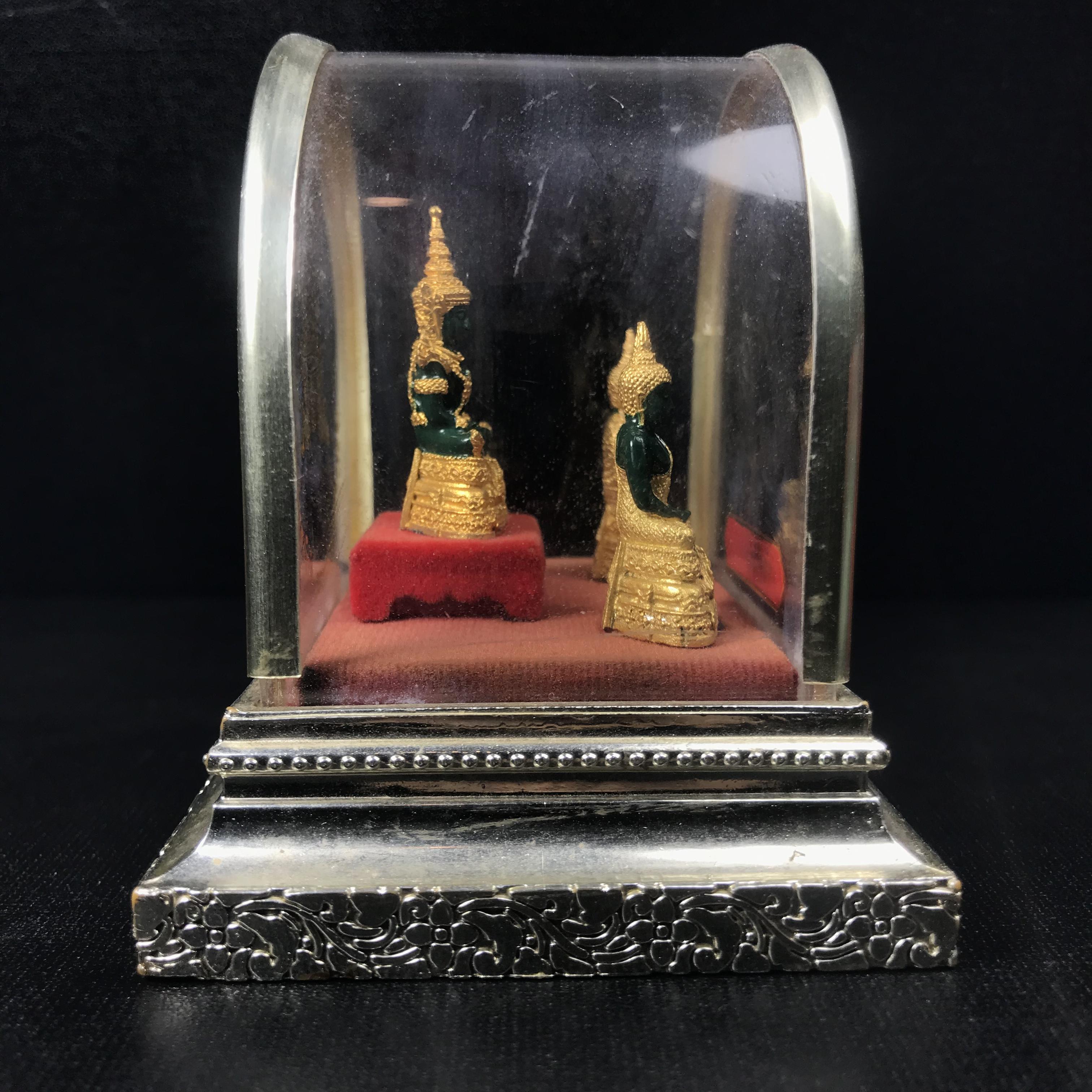 พระพุทธมหามณีรัตนปฏิมากร(พระแก้วมรกต) วัดพระศรีรัตนศาสดาราม สำนักพระราชวัง จัดสร้าง พิมพ์ทรงเครื่อง 3 ฤดู(ร้อน ฝน หนาว) หน้าตัก 1 นิ้วพร้อมครอบตู้เดิม(บรรจุมวลสารใต้ฐาน)