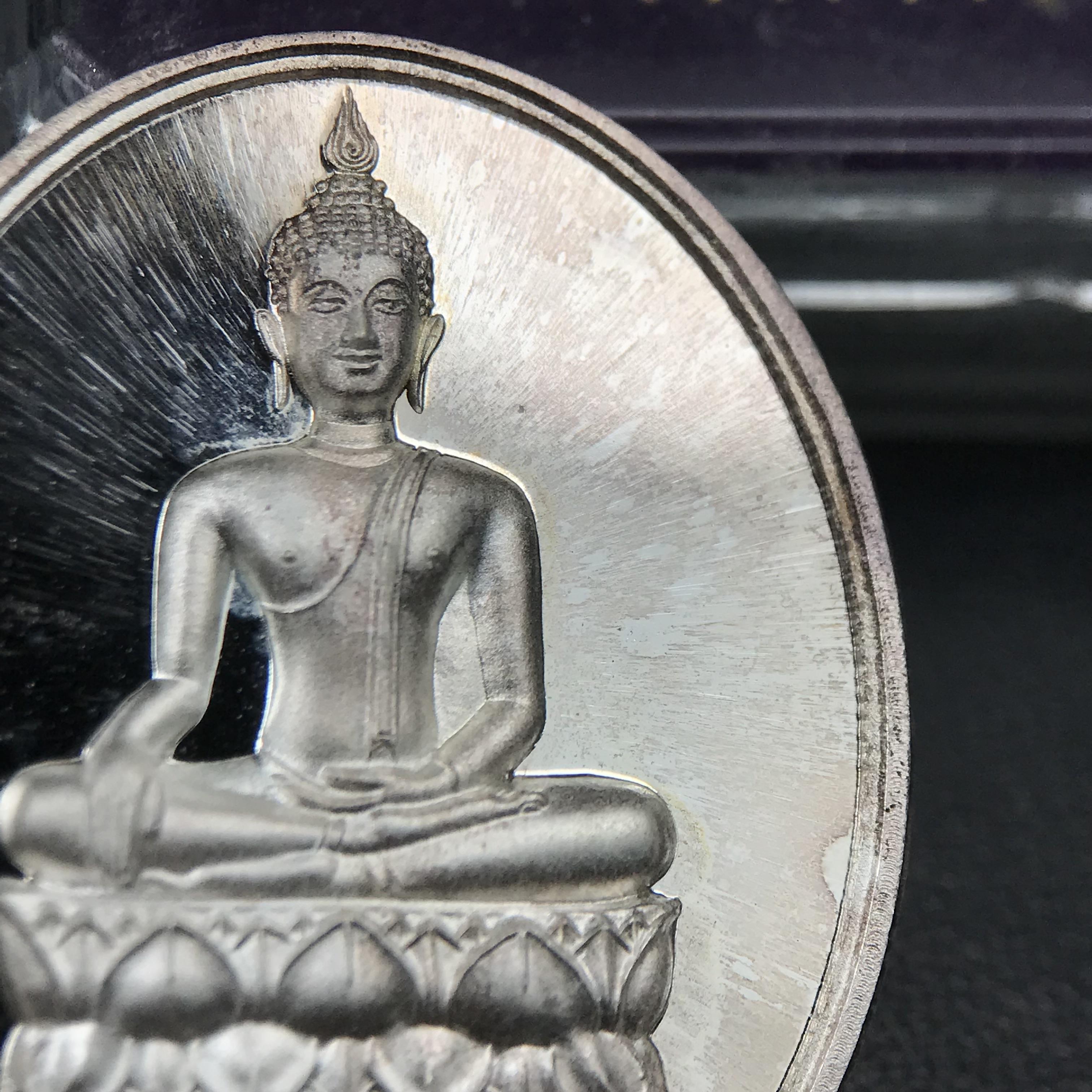 พระพุทธนวราชบพิตร ภปร. ที่ระลึก 7รอบ 84พรรษา ในหลวงรัชกาลที่ 9 วัดตรีทศเทพ จัดสร้าง พ.ศ. 2554 เหรียญเนื้อเงินสภาพสวยกล่องเดิมครบ ตอกโค๊ตและหมายเลข ๔๐๔๒ (1 ใน 9000 เหรียญ)***นิมิตหมายแห่งคุณพระรัตนตรัย และความผูกพันระหว่างพระมหากษัตริย์กับพสกนิกร***