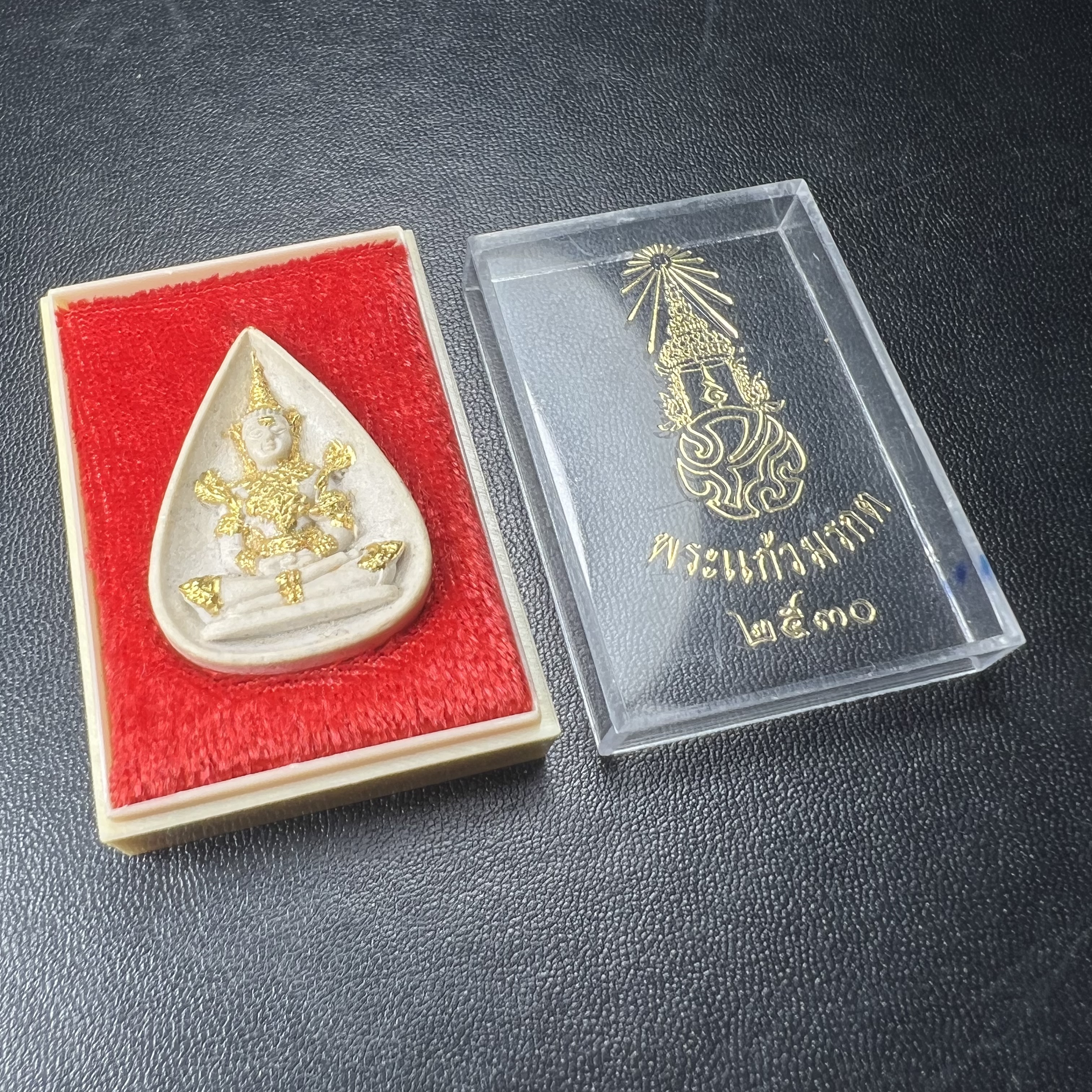 พระแก้วมรกต หลัง ภปร. เนื้อผง ปี2530 พระดี พิธีใหญ่ ประกอบพิธีพุทธาภิเษกพร้อมกับพิธีพระกริ่งปวเรศ ปี2530 วัดบวรนิเวศและวัดพระแก้ว(พิมพ์ฤดูร้อนกล่องเดิมครบ)