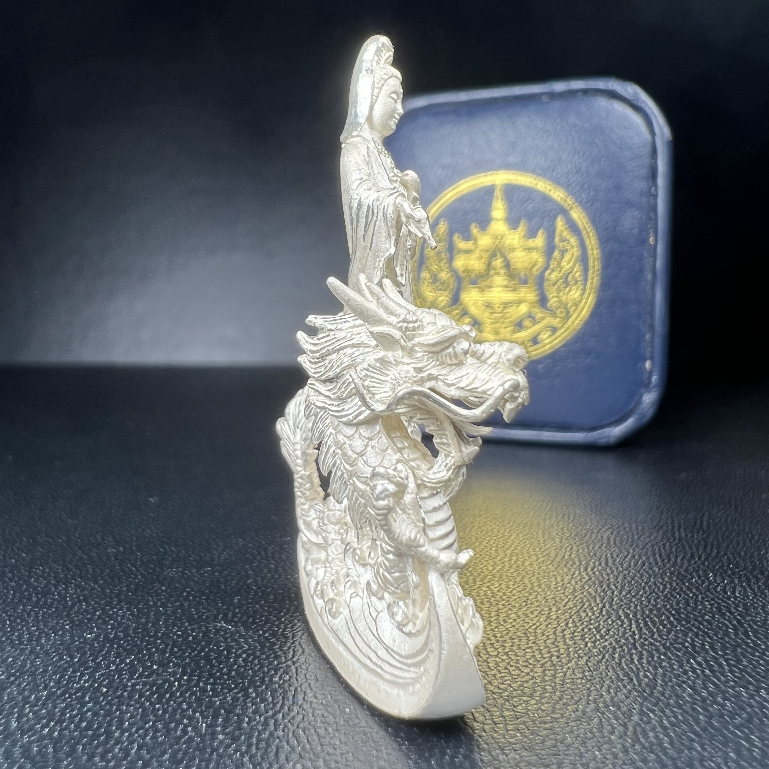 รูปหล่อลอยองค์พระโพธิสัตว์กวนอิม ทรงประทับมังกร จ.ระนอง เนื้อเงิน พิมพ์ใหญ่(สภาพผิว สวยงดงาม ทรงคุณค่า) เฉลิมฉลองในวโรกาสที่พระบาทสมเด็จพระเจ้าอยู่หัวทรงครองสิริราชสมบัติครบ 50 ปี จ.ระนอง พ.ศ.2539