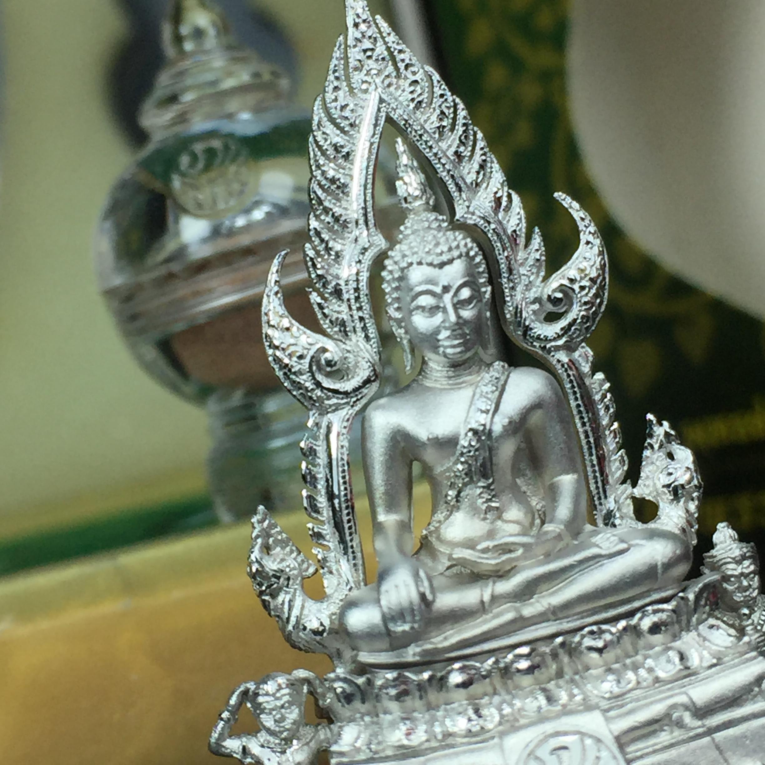 พระพุทธชินราช(จำลอง) ภปร. 84 พรรษา เนื้อเงินชุบทองคำขาว พิมพ์กลางขนาดหน้าตัก 1/2 นิ้ว(1ใน5000องค์) )(พระราชทานมวลสาร จิตรลดาและเส้นพระเจ้า(เส้นผม)รัชกาลที่9)