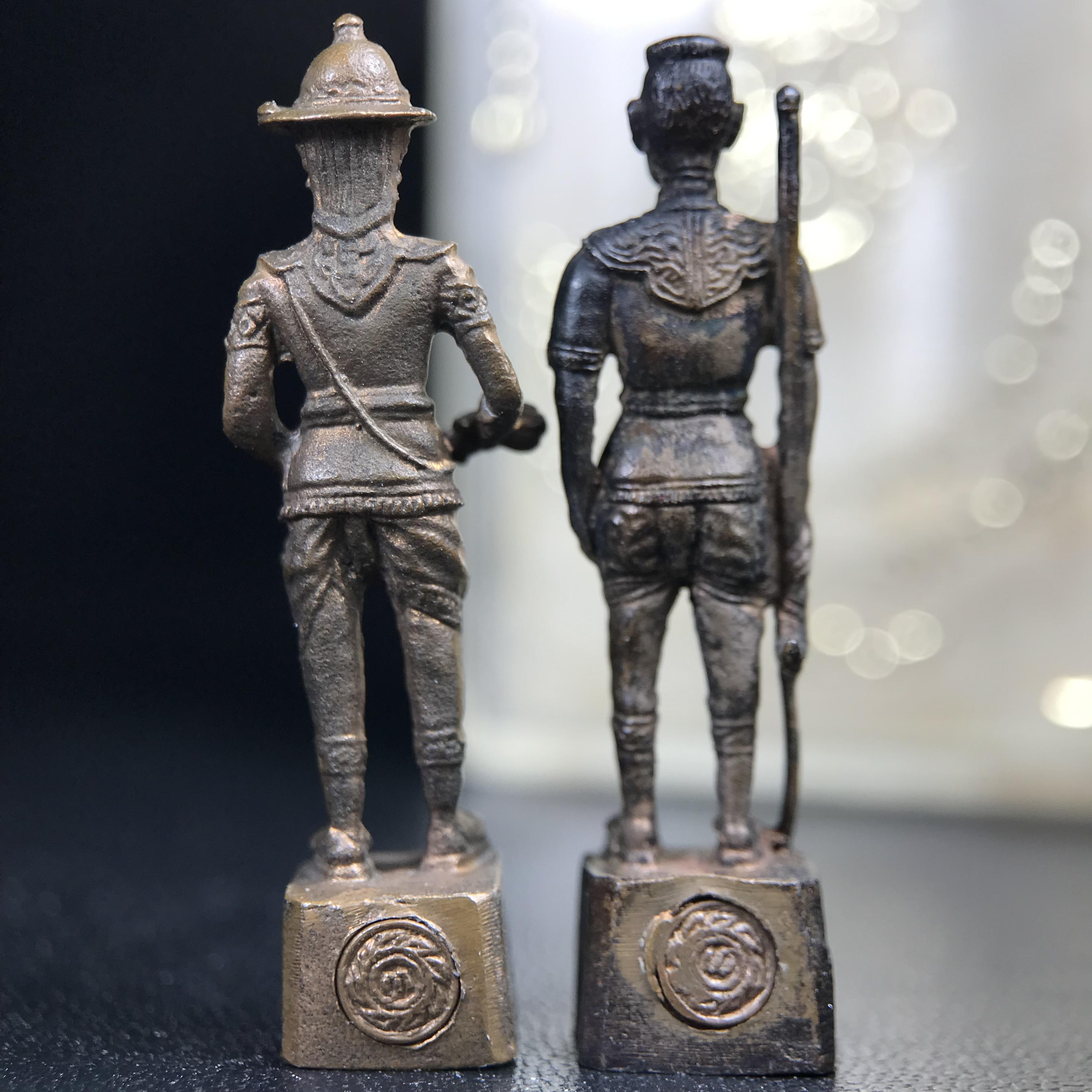 พระกริ่งสมเด็จพระนเรศวร-พระกริ่งสมเด็จพระเอกาทศรถ กองทัพภาคที่3จัดสร้าง ปี2517 เนื้อนวโลหะครบชุด 2องค์กล่องบรรจุเดิมครบสมบูรณ์(หายาก)(1ใน 300ชุด)(ในหลวง ร.9 เสด็จในพิธี)ปลุกเสกโดยพระคณาจารย์ชื่อดังในยุคนั้น7วัน7คืน(หลวงปู่โต๊ะ วัดประดู่ฉิมพลี ร่วมปลุกเสก)