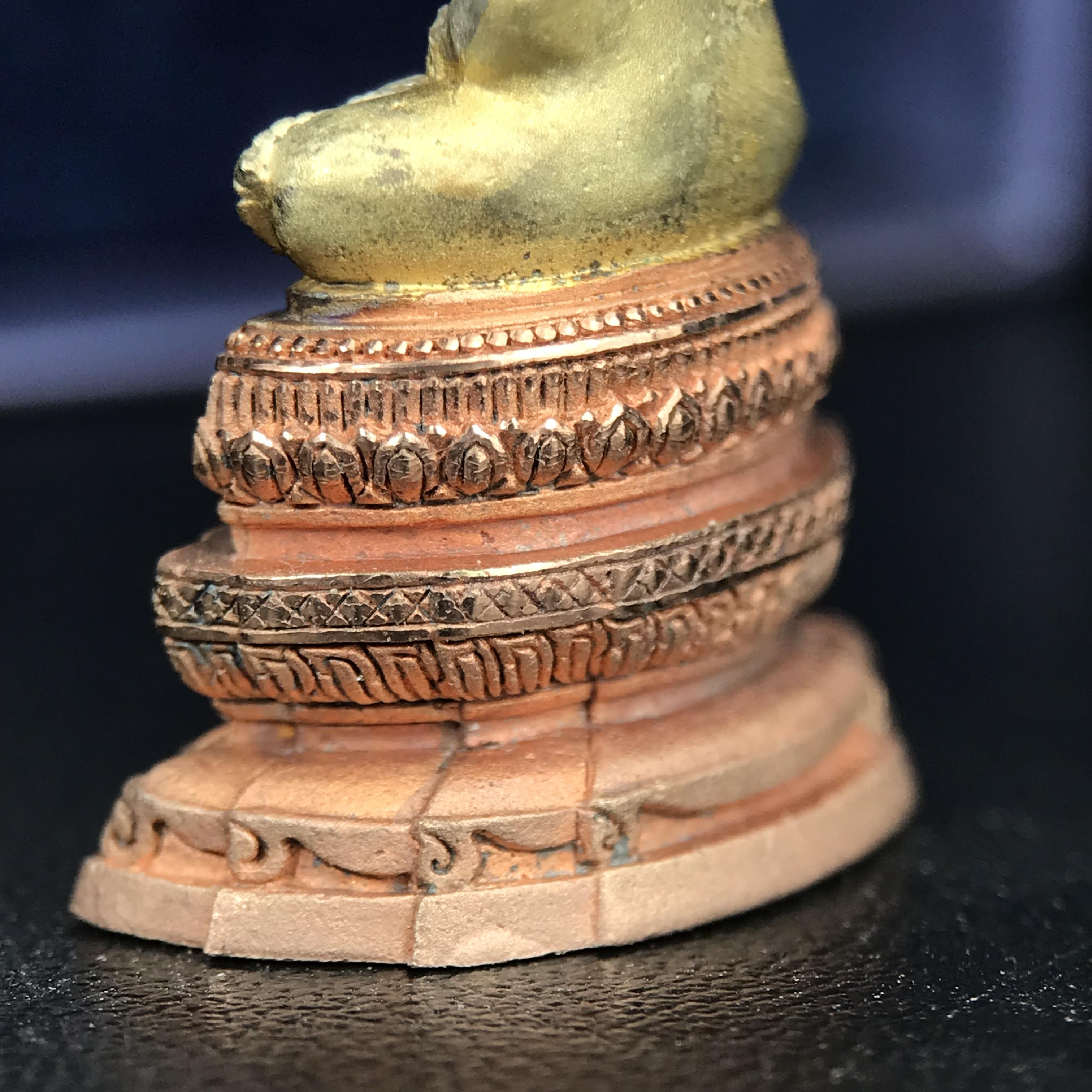 พระแก้วมรกต ภปร. ปี 2547 จัดสร้างโดยโรงพยาบาลภูมิพลอดุลยเดช เนื้อเงิน(3 กษัตริย์) ลอยองค์ หน้าตัก 1/2 นิ้ว สูง 3.7 ซม.พิธีมหามังคาภิเษก ณ พระอุโบสถวัดพระศรีรัตนศาสดาราม(วัดพระแก้ว) งดงามทรงคุณค่าอีกหนึ่งรุ่นยอดนิยม หายาก(องค์หมายเลข ๑๔๑๖)