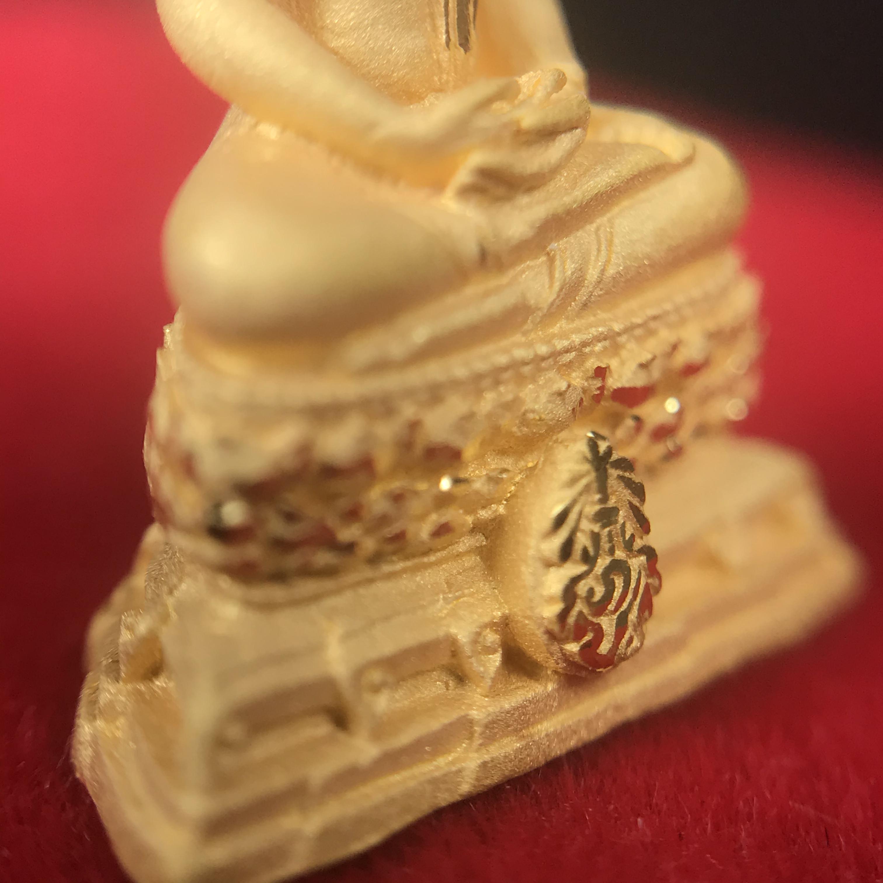 พระชัยวัฒน์พุทธสิหิงค์ ภปร. รุ่นสร้างหอพระธรรมศาสตร์ ปี2542 เนื้อทองคำ(5.9 กรัม) มหาพิธี 3วาระอันยิ่งใหญ่(1ใน5000องค์)