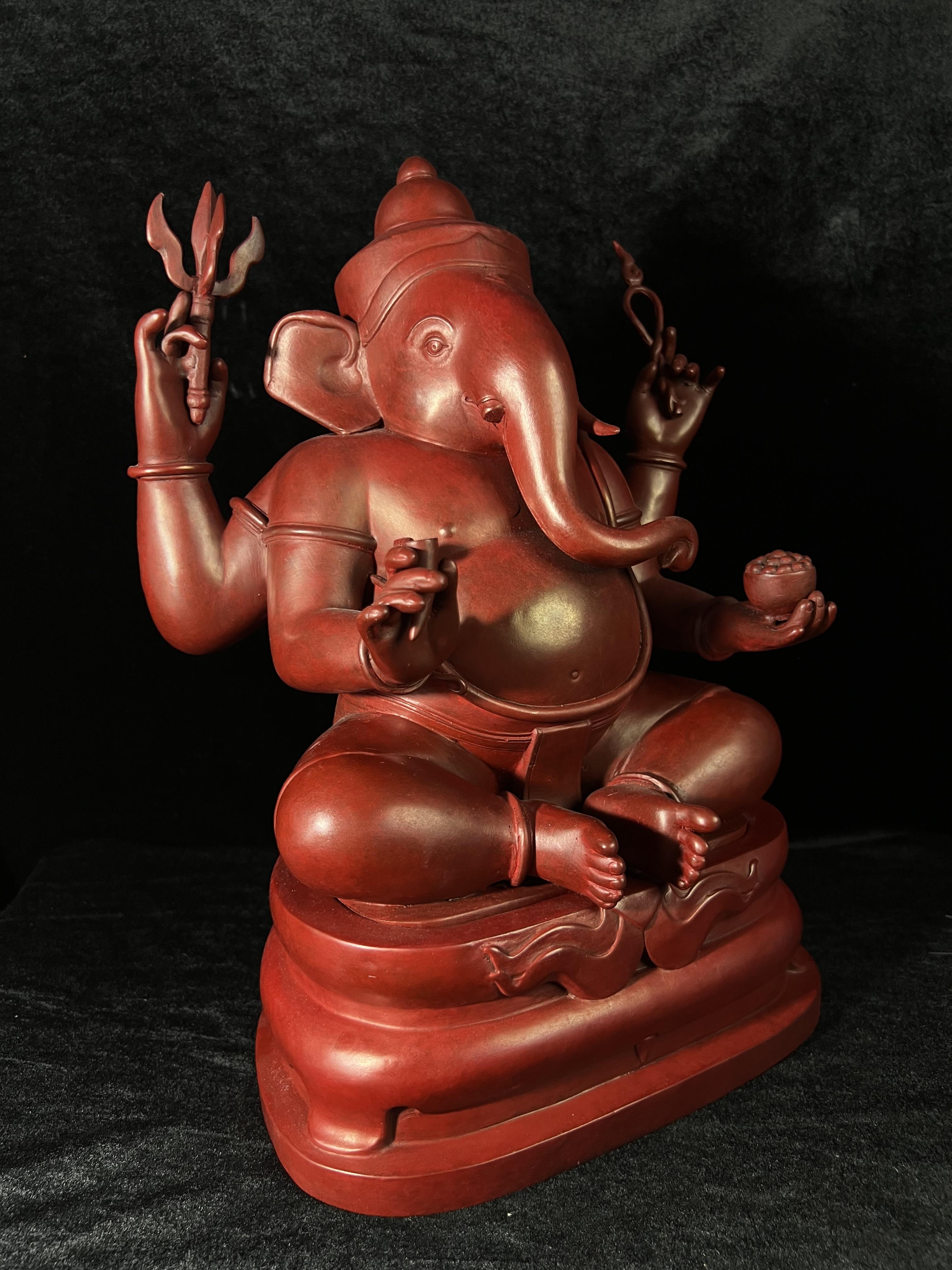 พระพิฆเนศวร 65 ปี คณะจิตรกรรมฯ มหาวิทยาลัยศิลปากร ปี 2551 ขนาดบูชาลอยองค์ หน้าตัก 9 นิ้ว(เนื้อสำริดแดงพลาติน่า)***สีแดงหายาก*** ออกแบบและปั้นโดย รองศาสตราจารย์วิชัย สิทธิรัตน์ ปัจจุบันดำรงตำแหน่งทางวิชาการเป็นศาตราจารย์ ศิลปินแห่งชาติสาขาประติมากรรม