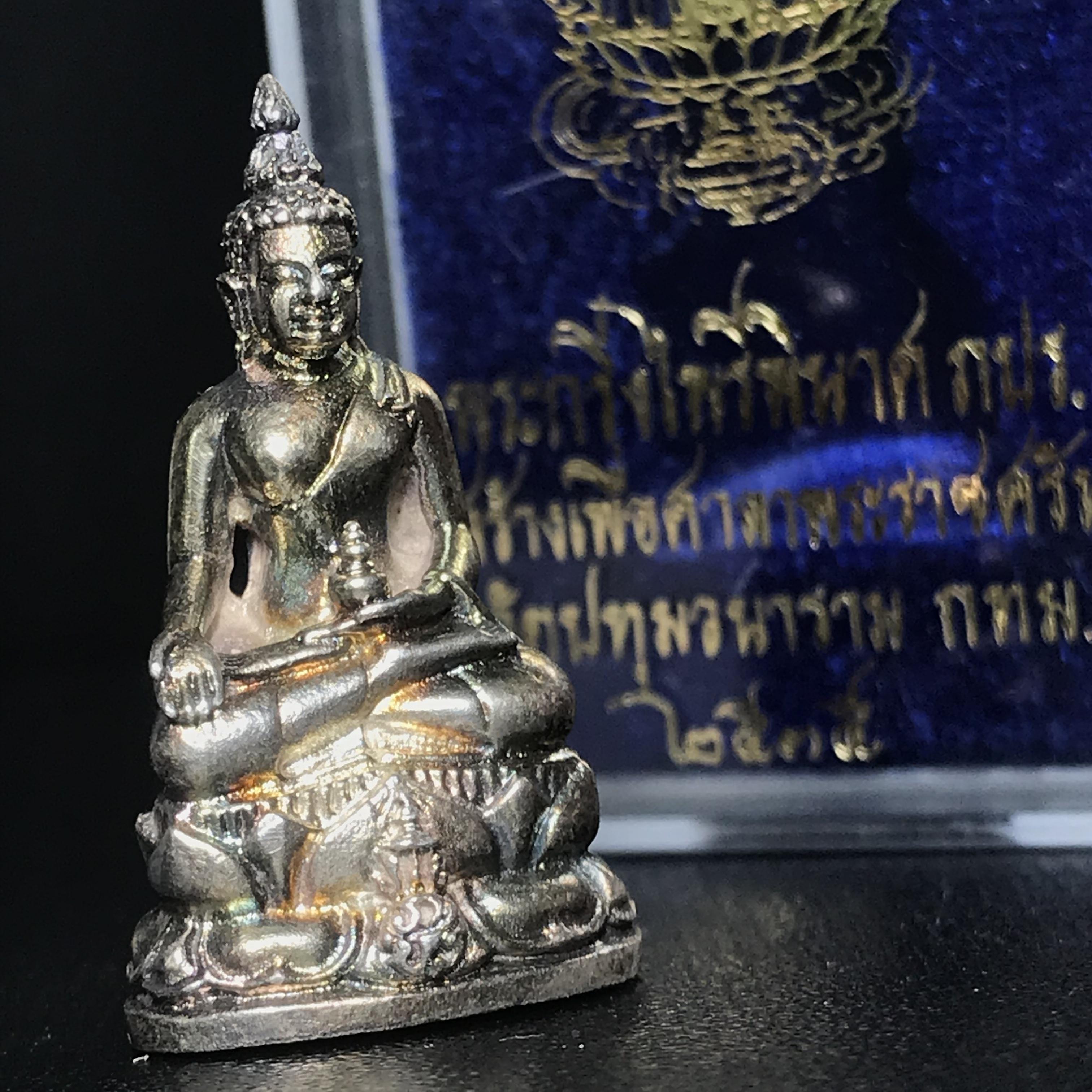 พระกริ่งไพรีพินาศ ภปร. รุ่นแรกของประเทศไทย วัดปทุมวนาราม ปี2535 เนื้อเงินผิวเดิมขึ้นสีรุ้งแบบนิยม งดงามกล่องครบ (ในหลวงรัชกาลที่9เสด็จเททอง)(1ใน3000องค์)
