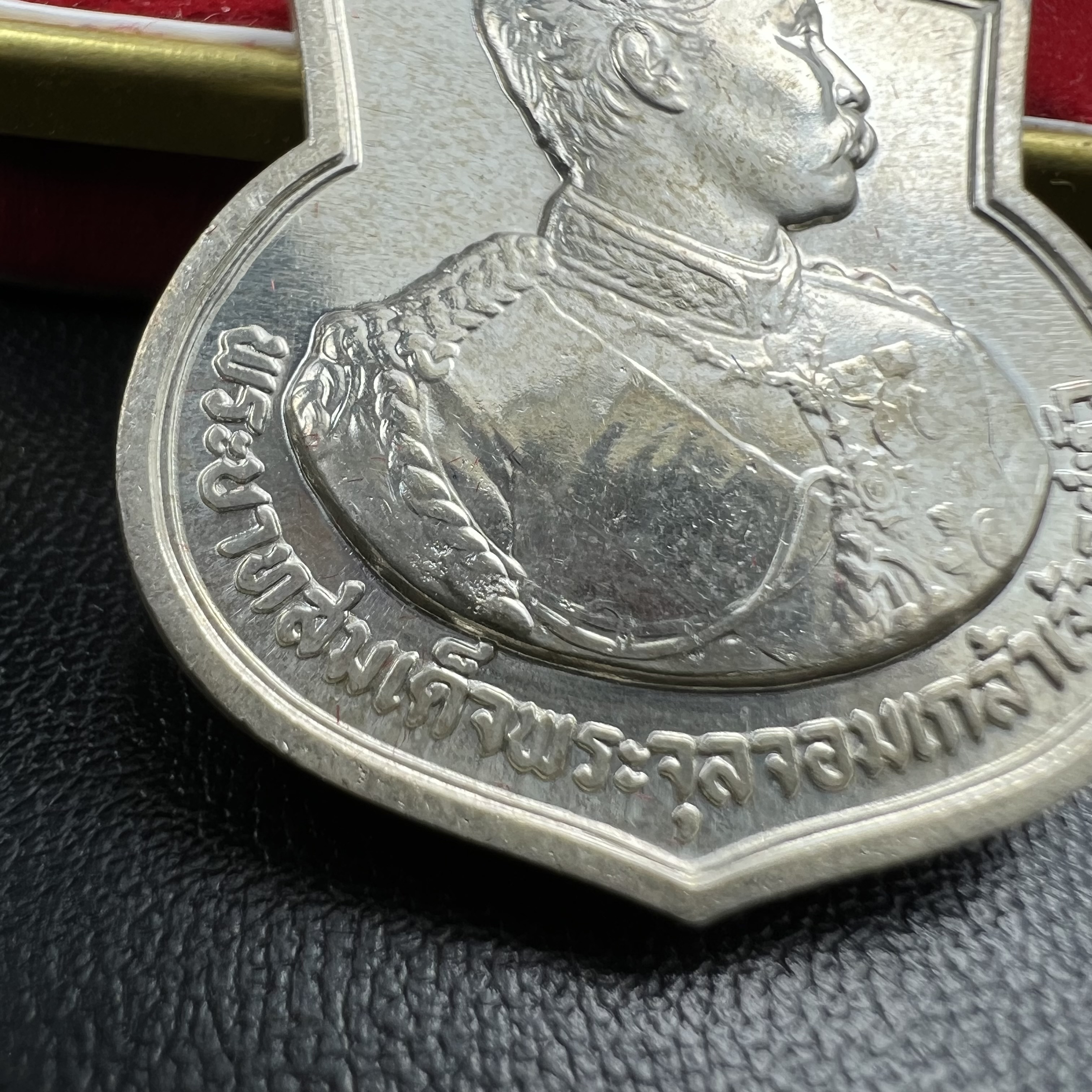 เหรียญที่ระลึกรัชกาลที่ 5 รุ่น ครบ 111 ปี โรงเรียนนายร้อยพระจุลจอมเกล้า ปี 2541 เหรียญทรงเสมาเนื้อเงิน(ขนาดสูง 3.5 ซม.) (ซีนซองเดิมกล่องเดิมครบ) ผลิตโดย กองกษาปณ์ กรมธนารักษ์ สมเด็จพระญาณสังวร สมเด็จพระสังฆราช วัดบวรนิเวศวิหาร ทรงเป็นประธาน(นิยม พิธีใหญ่)