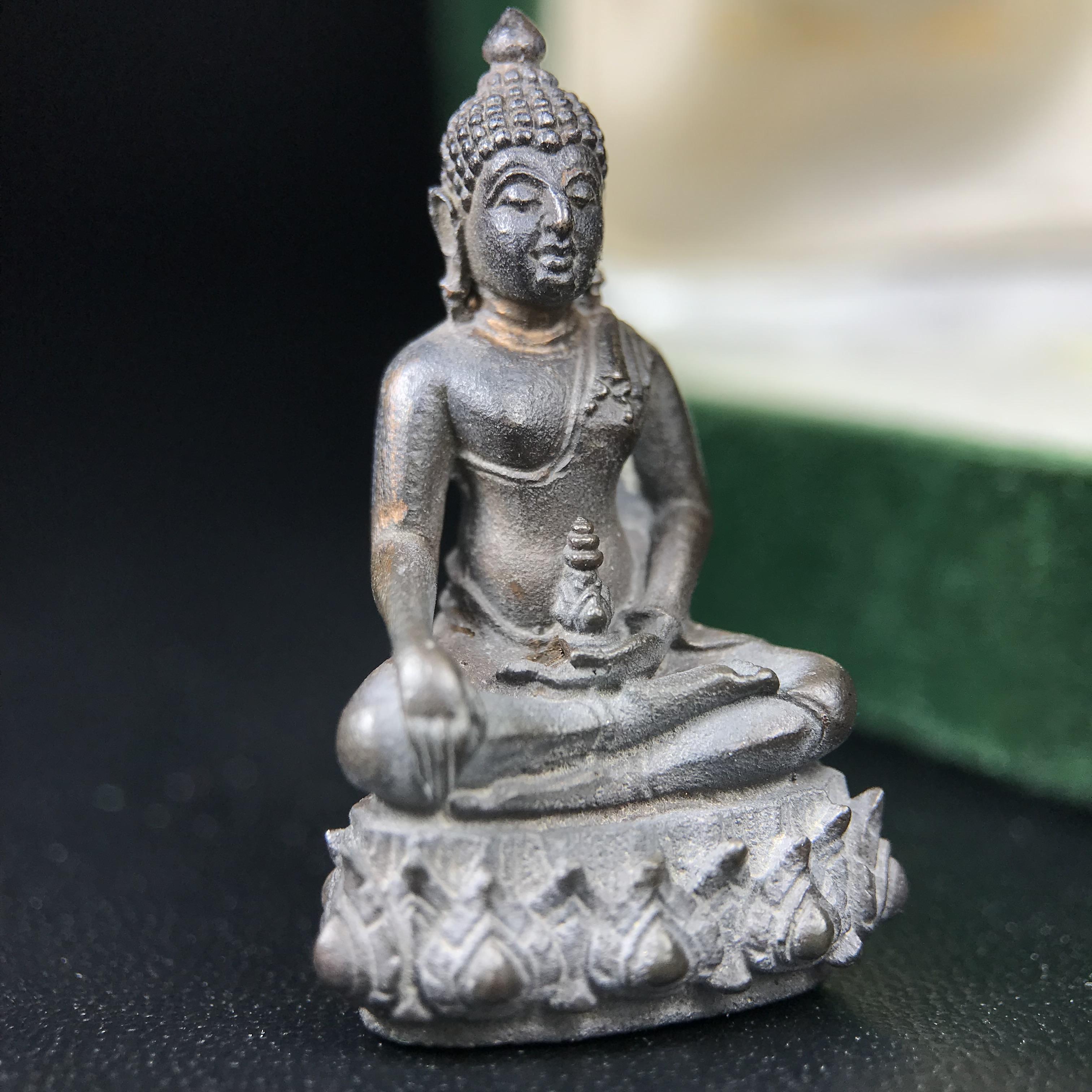 พระกริ่งวาสนา(รุ่นแรก) 80 พรรษา สมเด็จพระสังฆราช (วาสน์) วัดราชบพิธฯ ปี2521 เนื้อนวโลหะ(ตอกโค๊ตพระปิดตา) โดยมีหลวงปู่โต๊ะ วัดประดู่ฉิมพลีร่วมปลุกเสก พร้อมกล่องบรรจุเดิม(รุ่นแรก คอตั้งตรงได้สัดส่วน หายาก)