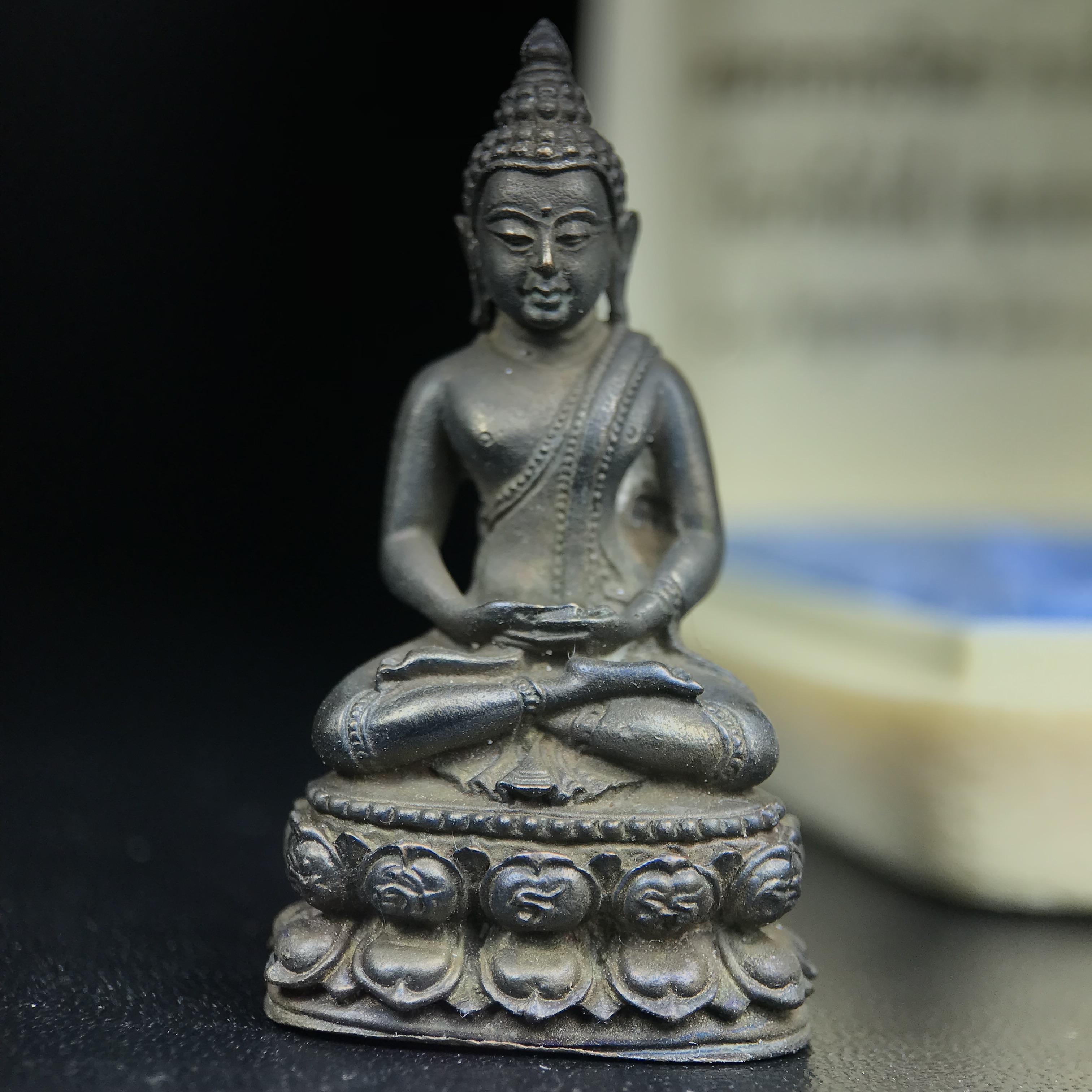 พระกริ่งพิชัยรังสี รุ่นแรก วัดป่าชัยรังสี จ.สมุทรสาคร ปี 2531 เนื้อนวโลหะ ออกแบบโดยนายช่างเกษม มงคลเจริญ ช่างมือหนึ่งแห่งยุค ปลุกเสกโดยพระเกจิอาจารย์ที่มีชื่อเสียงในยุคนั้นมาร่วมพิธีกันหลายรูป พุทธศิลป์ออกแบบได้สวยงดงาม พร้อมกล่องบรรจุเดิมครบ