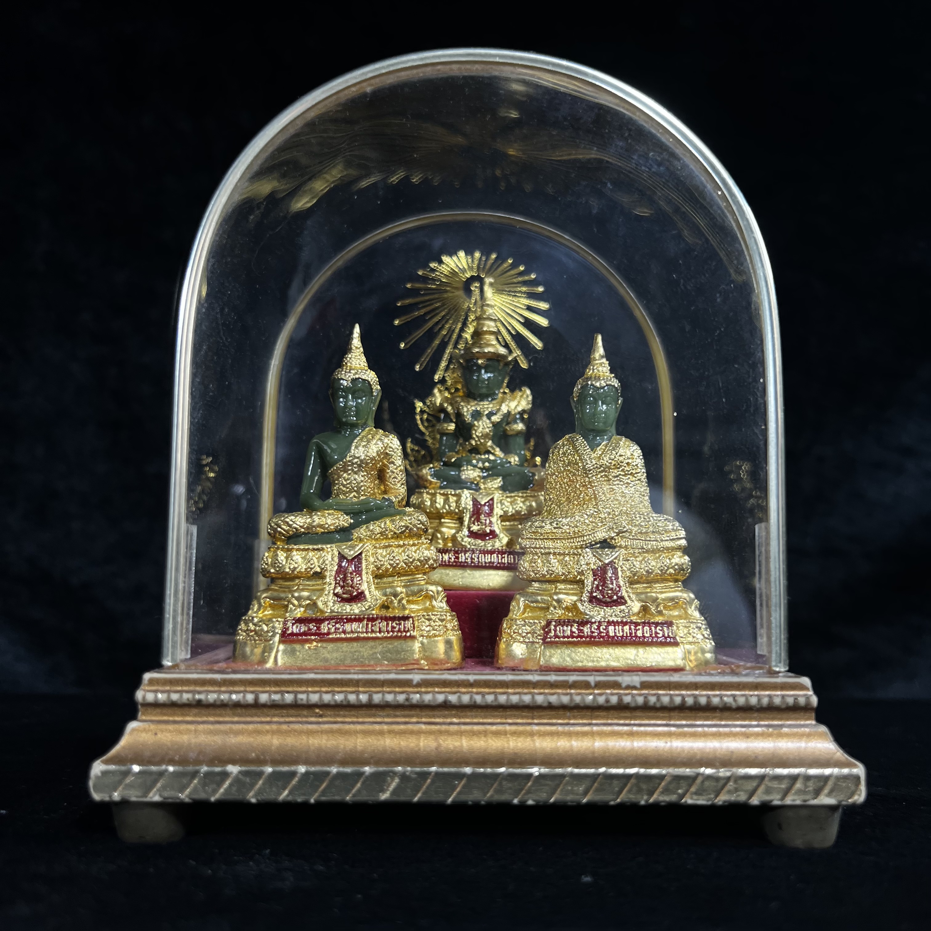 พระพุทธมหามณีรัตนปฏิมากร(พระแก้วมรกต) วัดพระศรีรัตนศาสดาราม สำนักพระราชวัง จัดสร้าง พิมพ์ทรงเครื่อง 3 ฤดู(ร้อน ฝน หนาว) หน้าตัก 2 นิ้วพร้อมครอบตู้เดิม(บรรจุมวลสารใต้ฐาน)