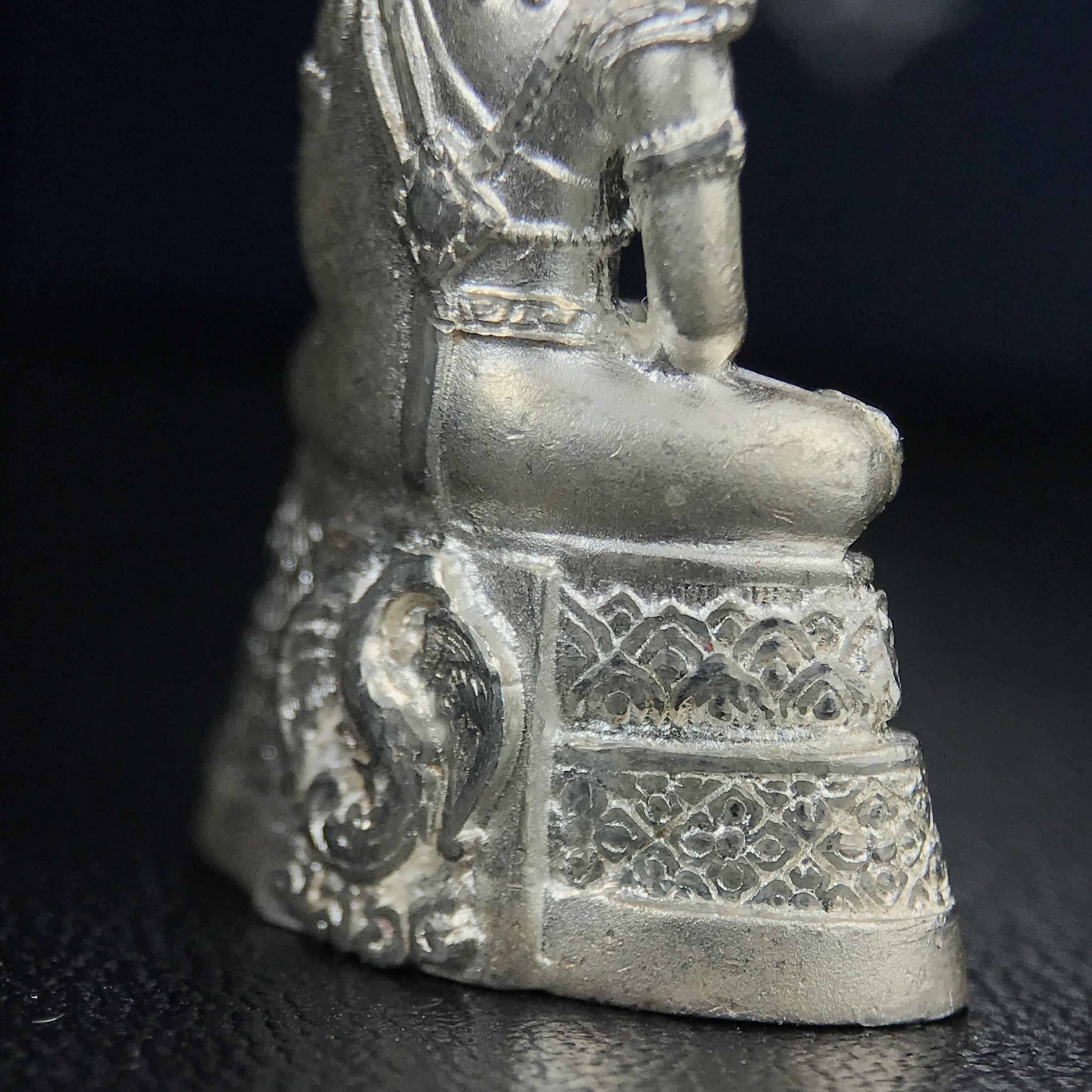 พระแก้วมรกต กรมสรรพสามิตจัดสร้างขึ้นเนื่องในโอกาสครบรอบ 64 ปีของกรมสรรพสามิต และเนื่องในวโรกาสที่พระบาทสมเด็จพระเจ้าอยู่หัวรัชกาลที่ 9 ทรงครองราชย์ครบ50ปีเมื่อ พ.ศ.2539 เนื้อเงินทรายนวลขัดเงา พร้อมกล่องบรรจุเดิมสวยครบสมบูรณ์