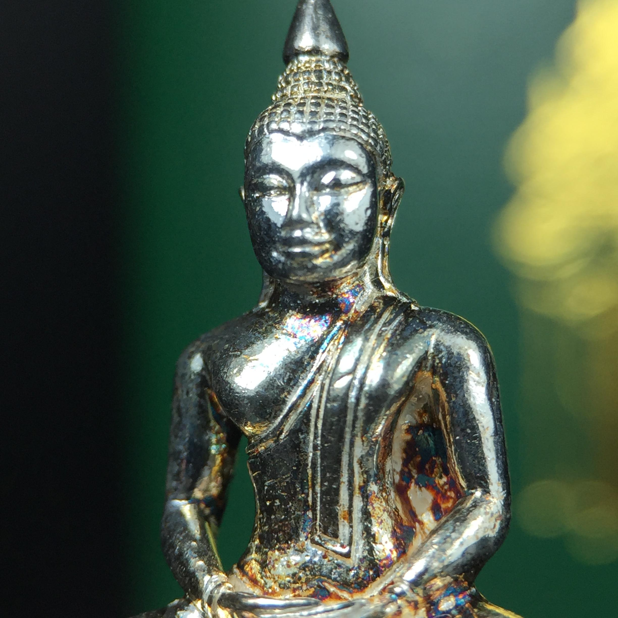 พระพุทธโสธร รุ่น กศก. 120 ปี เนื่องในโอกาสครบ 120 ปี กรมศุลกากร กระทรวงการคลัง จัดสร้าง ปี 2537 เนื้อเงินบริสุทธิ์ 99.9% ผิวขัดเงา(ขึ้นสีรุ้งธรรมชาติสวย)(งานบริษัท แพรนด้า จิวเวลรี่)สวยงดงาม ทรงคุณค่า สีสันที่ธรรมชาติสรรค์สร้าง