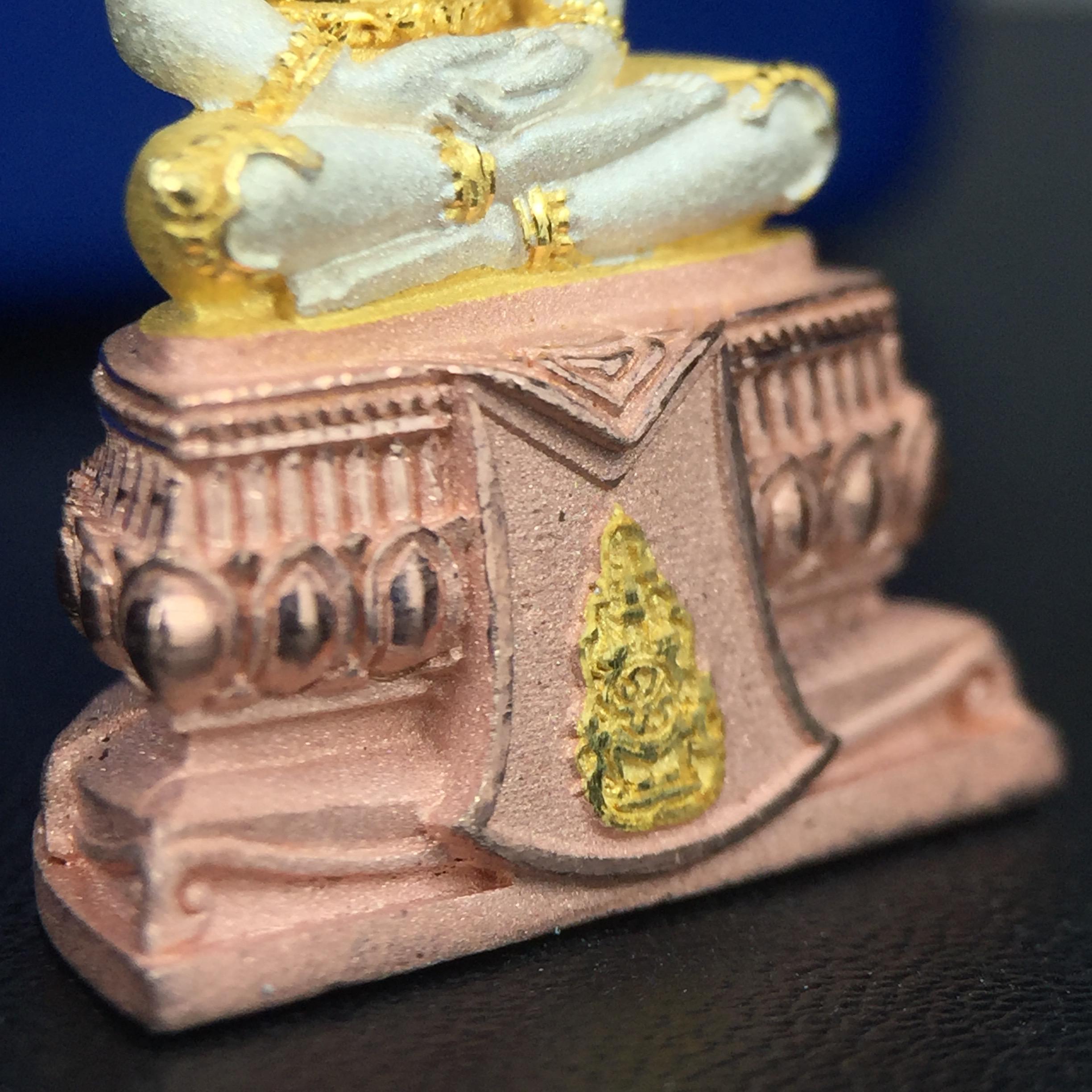 พระแก้วมรกต(จำลอง)ลอยองค์ ขนาดหน้าตัก 1/2 นิ้ว ทรงเครื่องฤดูร้อน เนื้อเงินสามกษัตริย์ ตราสัญลักษณ์ฉลองสิริราชสมบัติ ครบ 60 ปี พ.ศ.2549(สภาพสวย ครบ สมบูรณ์)