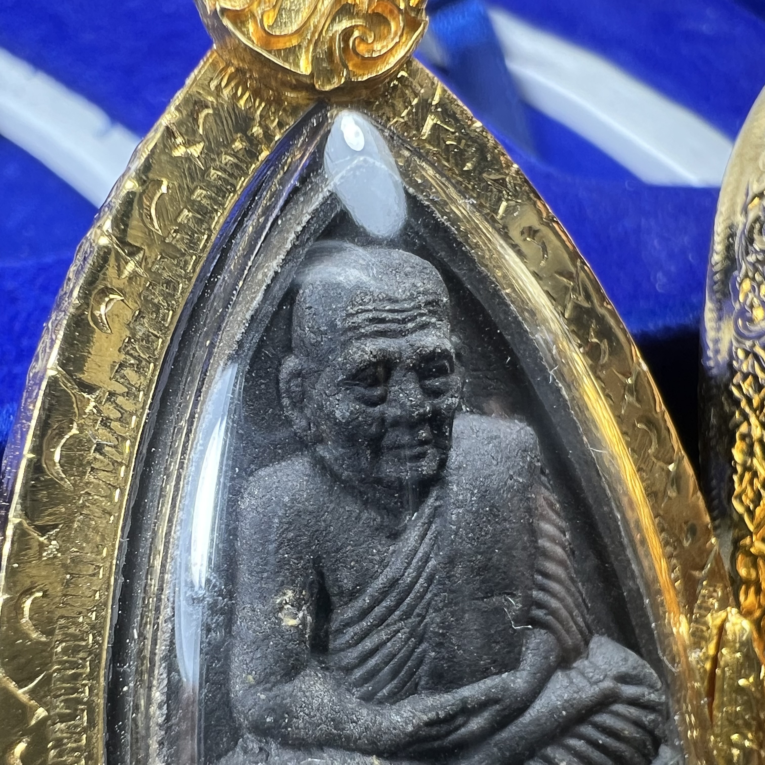 พระคู่ชุดของขวัญ พระหลวงปู่ทวด ภปร.ปี2547 ทรงกลีบบัวและกลีบขนุน(พิมพ์เตารีดและพิมพ์พระรอด)(ชนวนเก่า)เนื้อว่านด้านหลังมี ภปร. เป็นโลหะผสมสูง 3.3ซม.พิธีใหญ่ มวลสารดี ปลุกเสกวัดพระแก้ว(พร้อมกล่องบรรจุเดิม งานเลี่ยมกรอบเดิมจากผู้จัดสร้างห่อหุ้มด้วยทองนพเกล้า)