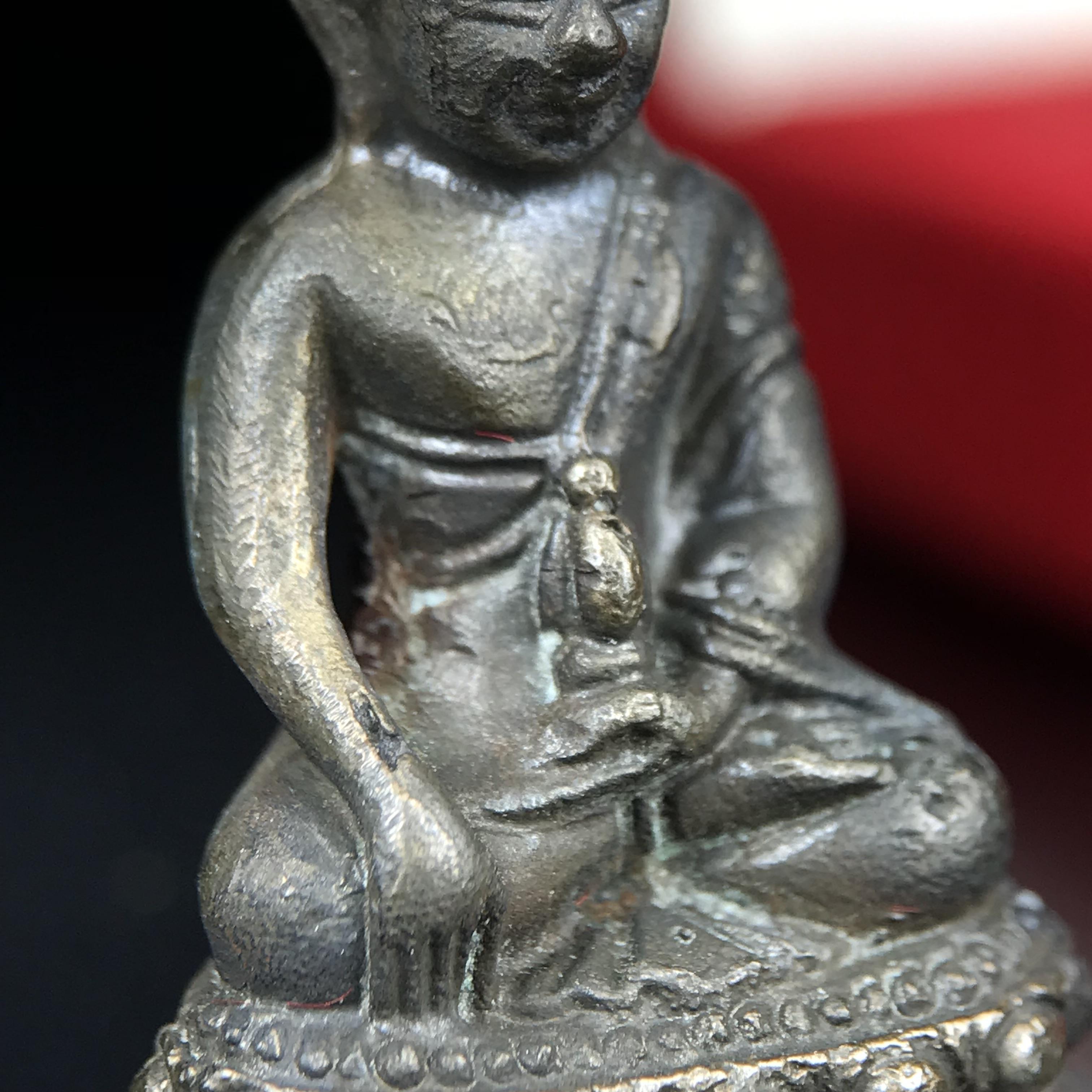 พระกริ่งศาสดา ภปร. วัดบวรนิเวศวิหาร ปี 2532 จัดสร้างในโอกาสสองทศวรรษรามาธิบดี เพื่อศูนย์การแพทย์สิริกิติ์ เนื้อนวโลหะ(ผิวเดิมสวยงาม) (พิธีใหญ่ มวลสารมงคล สวยงามเข้มขลัง)สมเด็จพระญาณสังวร สมเด็จพระสังฆราชฯเสด็จเททอง***ตอกโค๊ตหมายเลข ๑๑๑๖***