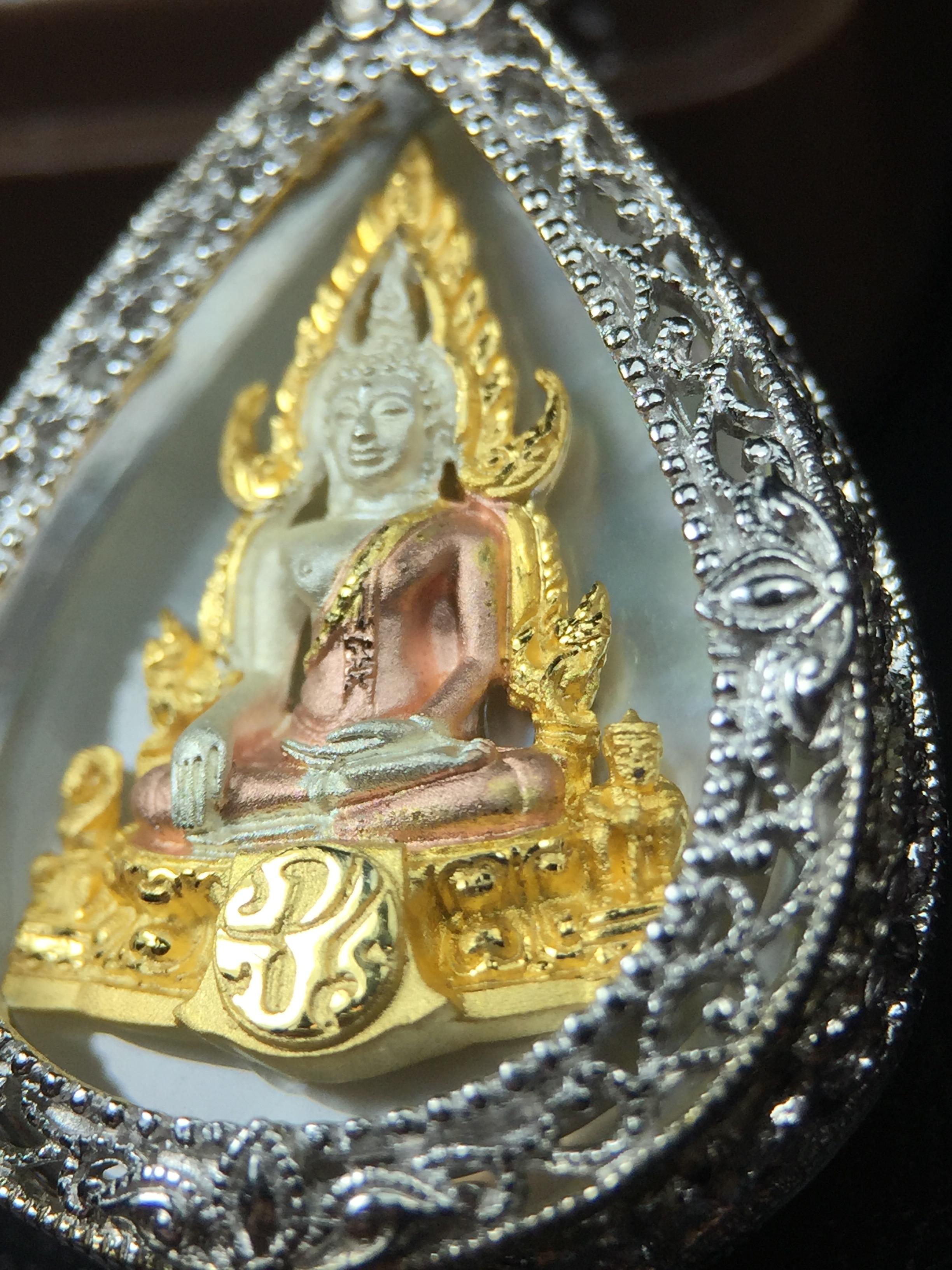 พระพุทธชินราช ภปร. โครงการ "เพราะแผ่นดินนี้ คือ แผ่นดินเกิด" ปี2548(รุ่นแรก) เหรียญทรงหยดน้ำ ขนาด 21 x 31 มม. เนื้อเงินสามกษัตริย์ องค์พระชุบสามกษัตริย์ ล้อมด้วยกรอบเงินชุบทองคำขาวสลักเสลาเป็นลวดลายละเอียดอ่อน ส่วนพื้นองค์พระเป็นเปลือกหอยมุข