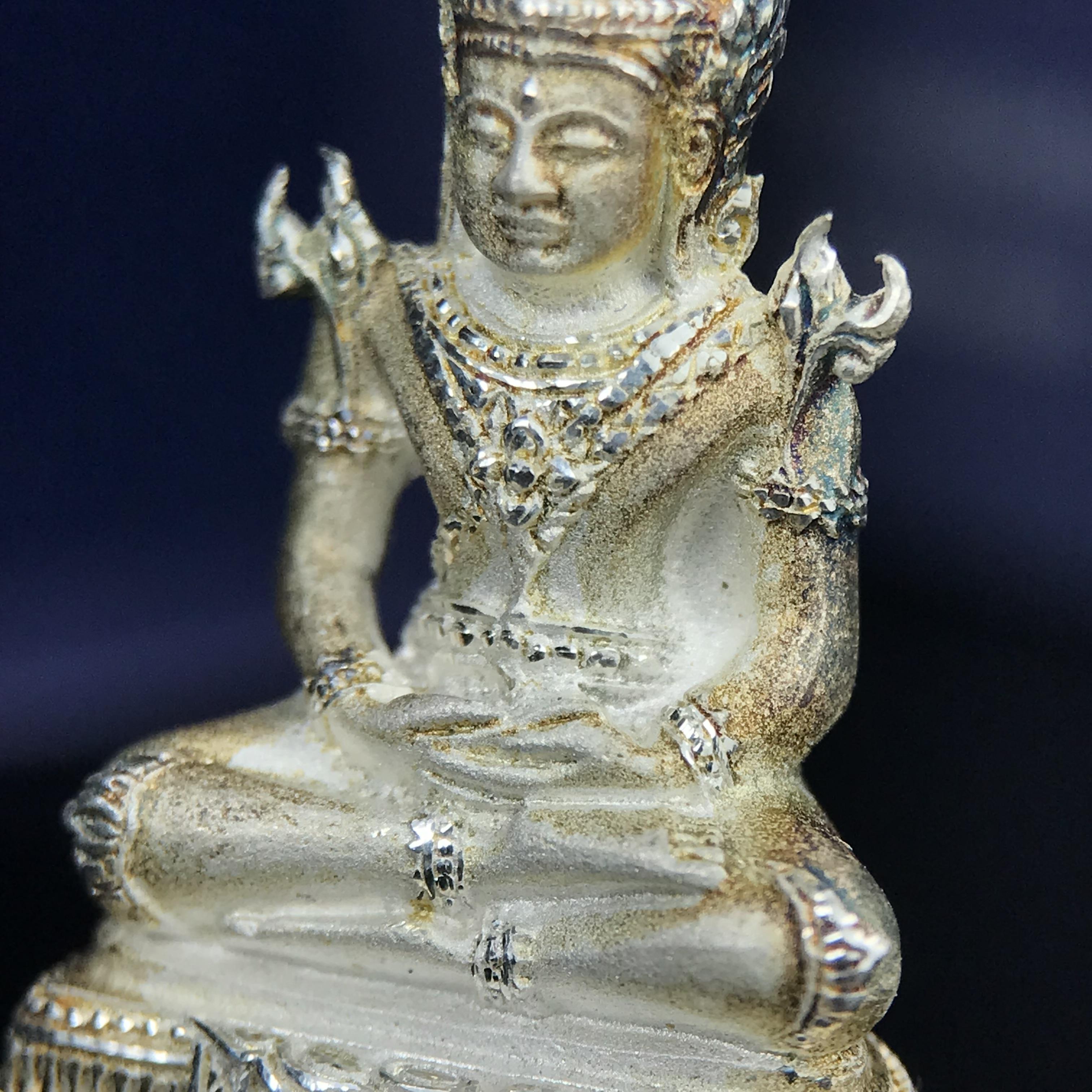 พระแก้วมรกต ภปร. ปี 2547 จัดสร้างโดยโรงพยาบาลภูมิพลอดุลยเดช เนื้อเงิน ลอยองค์ หน้าตัก 1/2 นิ้ว สูง 3.7 ซม. พิธีมหามังคาภิเษก ณ พระอุโบสถวัดพระศรีรัตนศาสดาราม(วัดพระแก้ว) งดงามทรงคุณค่าอีกหนึ่งรุ่นยอดนิยม หายาก(องค์หมายเลขต้นๆหลักร้อย ๒๙๘)ผิวเดิมติดรุ้งสวย