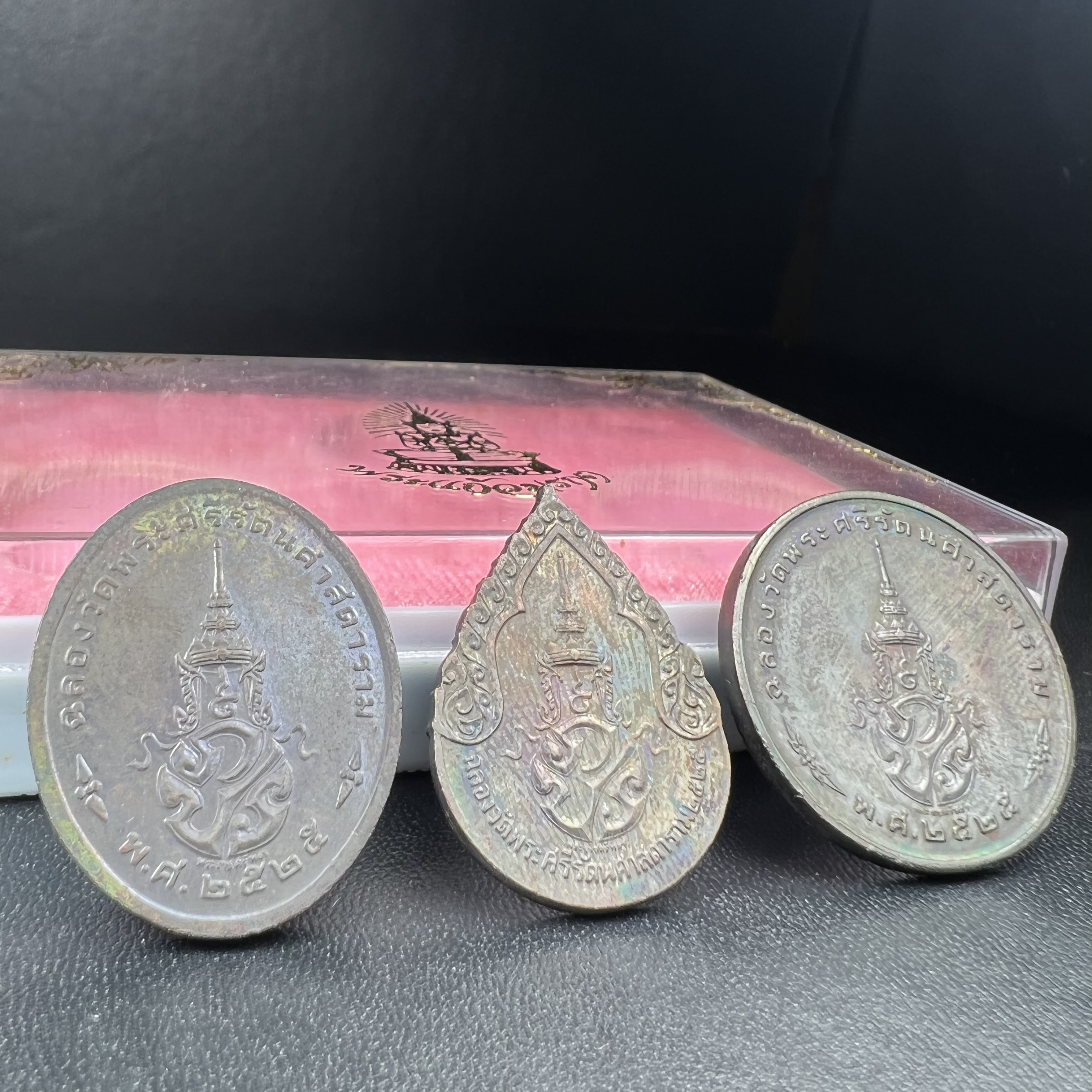 เหรียญพระแก้วมรกตหลัง ภปร. ฉลองกรุงรัตนโกสินทร์ครบ 200 ปี พ.ศ.2525 เนื้อทองแดงกล่องบรรจุเดิมครบ3พิมพ์(บล็อกพระราชศรัธา)(ในหลวงรัชกาลที่9 เสด็จในพิธี)