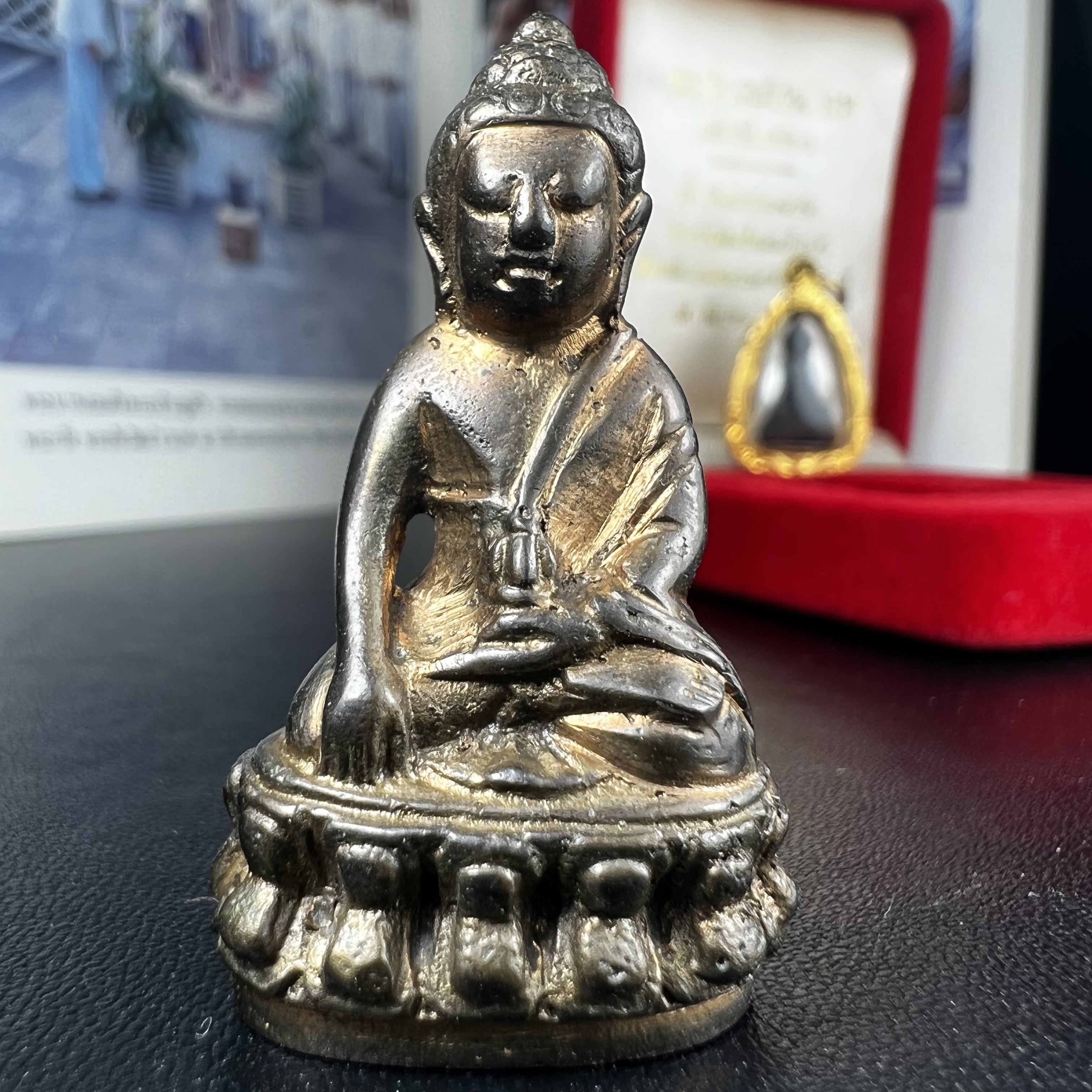 พระกริ่ง-พระชัยวัฒน์ ปวเรศ ปี2530 วัดบวรนิเวศราชวรวิหาร(องค์พระชัยวัฒน์เลี่ยมกรอบทองคำแท้)(ในหลวง ร.9 เสด็จเททอง)(บรรจุเส้นเกศาในหลวงรัชกาลที่9)พร้อมสูจิบัตรเดิมตอนจัดสร้าง(สภาพสวยครบสมบูรณ์) (องค์หน้าใหญ่)(องค์ทองทบ)แบบพิมพ์นิยมหายาก