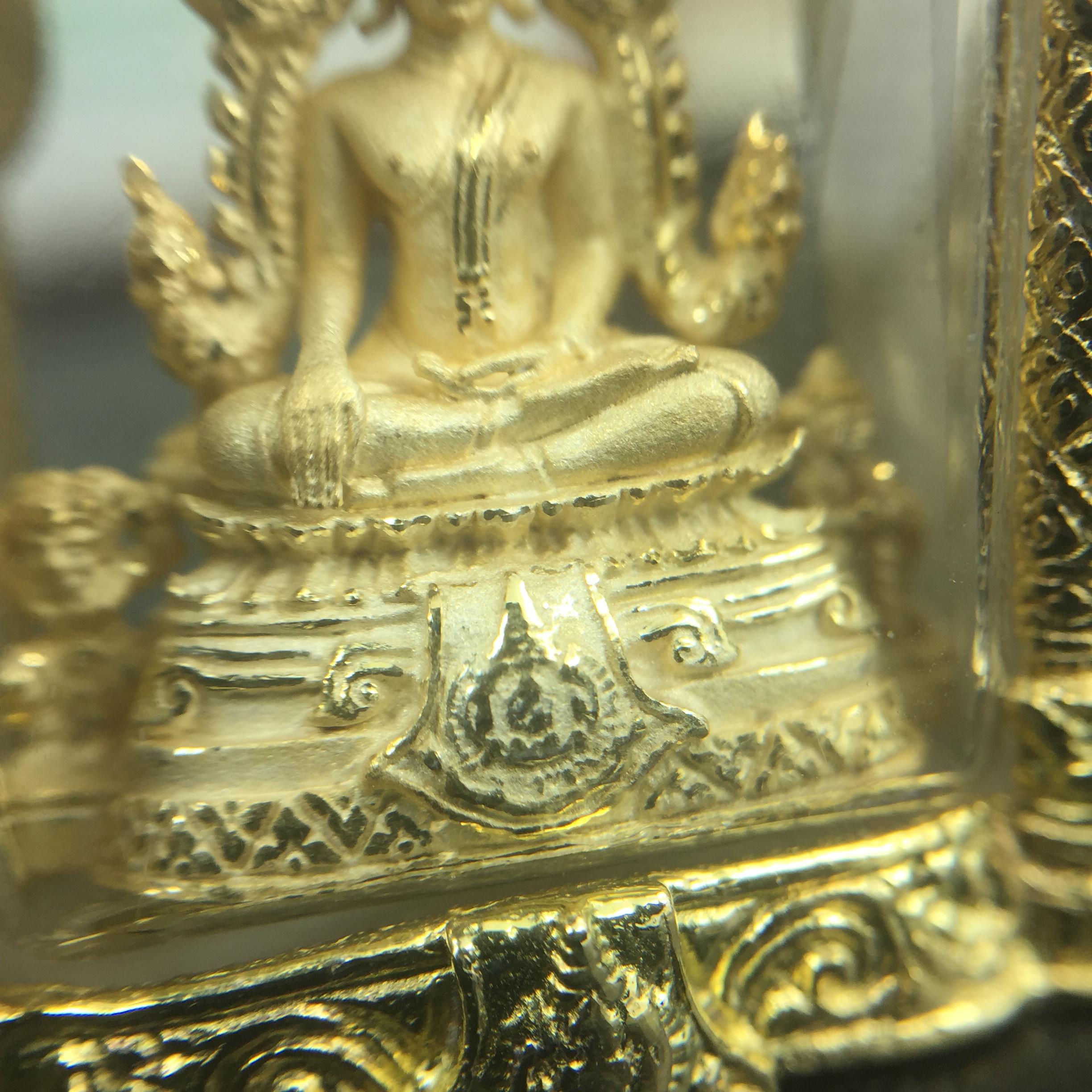 พระพุทธชินราช ภปร. ในวโรกาสเฉลิมพระชนมายุ6รอบ 5ธันวาคม2542 มูลนิธิพิทักษ์ดวงตาประชาชน จัดสร้าง พิมพ์กลาง ขนาดสูง 2.4 ซม. องค์พระเนื้อเงินแบบชุบทองประกายเพชร 3 ไมครอนพร้อมกรอบตลับเงินชุบทองคำบริสุทธิ์ 3 ไมครอน ประดับเพชร CZเกรดนอกพร้อมกล่องบรรจุเดิม(หายาก)