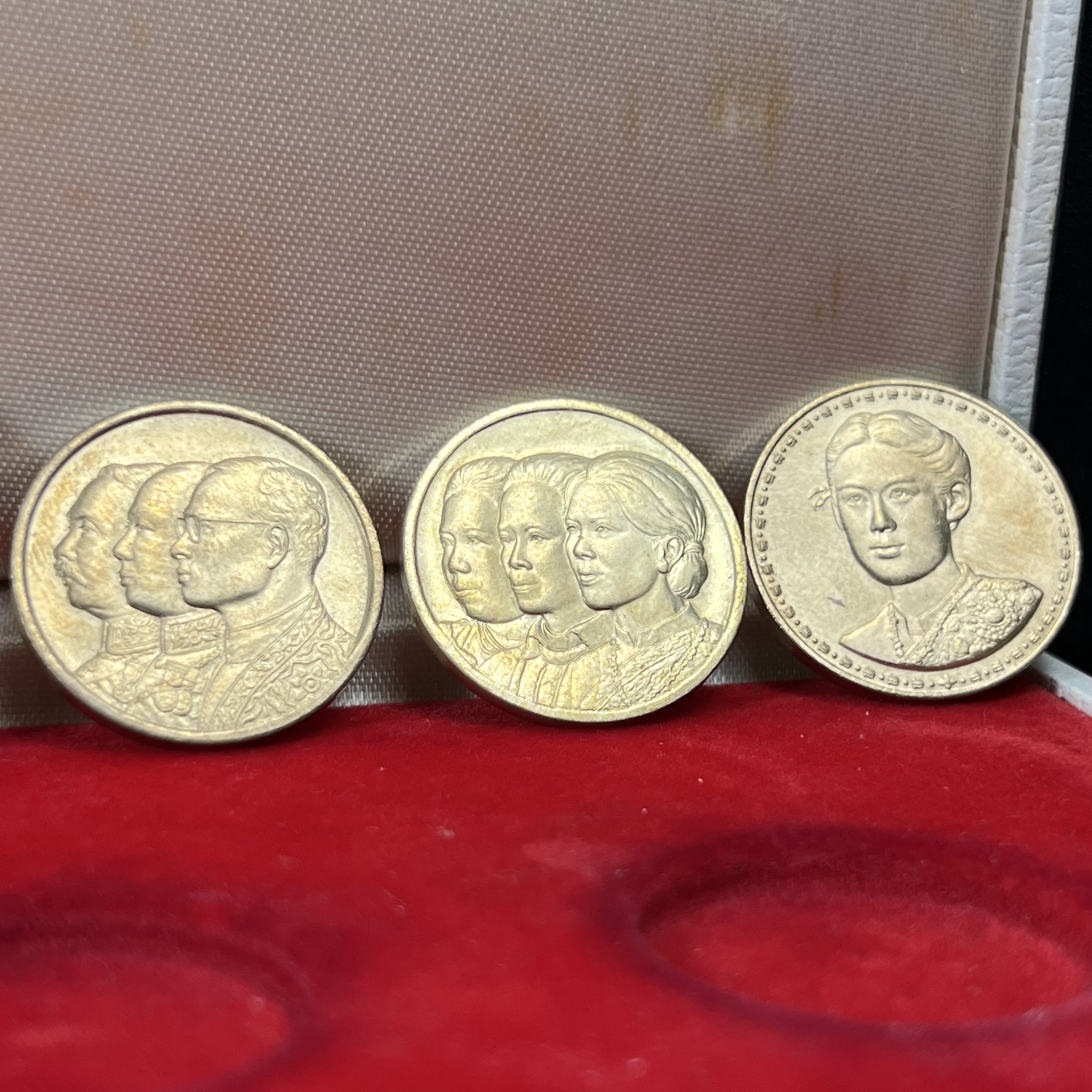 ชุดที่ระลึกครบ 72 ปี โรงพยาบาลจุฬาลงกรณ์ สภากาชาดไทย 30 พฤษภาคม พ.ศ.2529(ในหลวงรัชกาลที่9เสด็จในพิธี)พระดี พิธีใหญ่ ประกอบพิธีพุทธาภิเษกพร้อมกับพิธีพระกริ่งปวเรศ ปี2530 วัดบวรนิเวศและวัดพระแก้ว