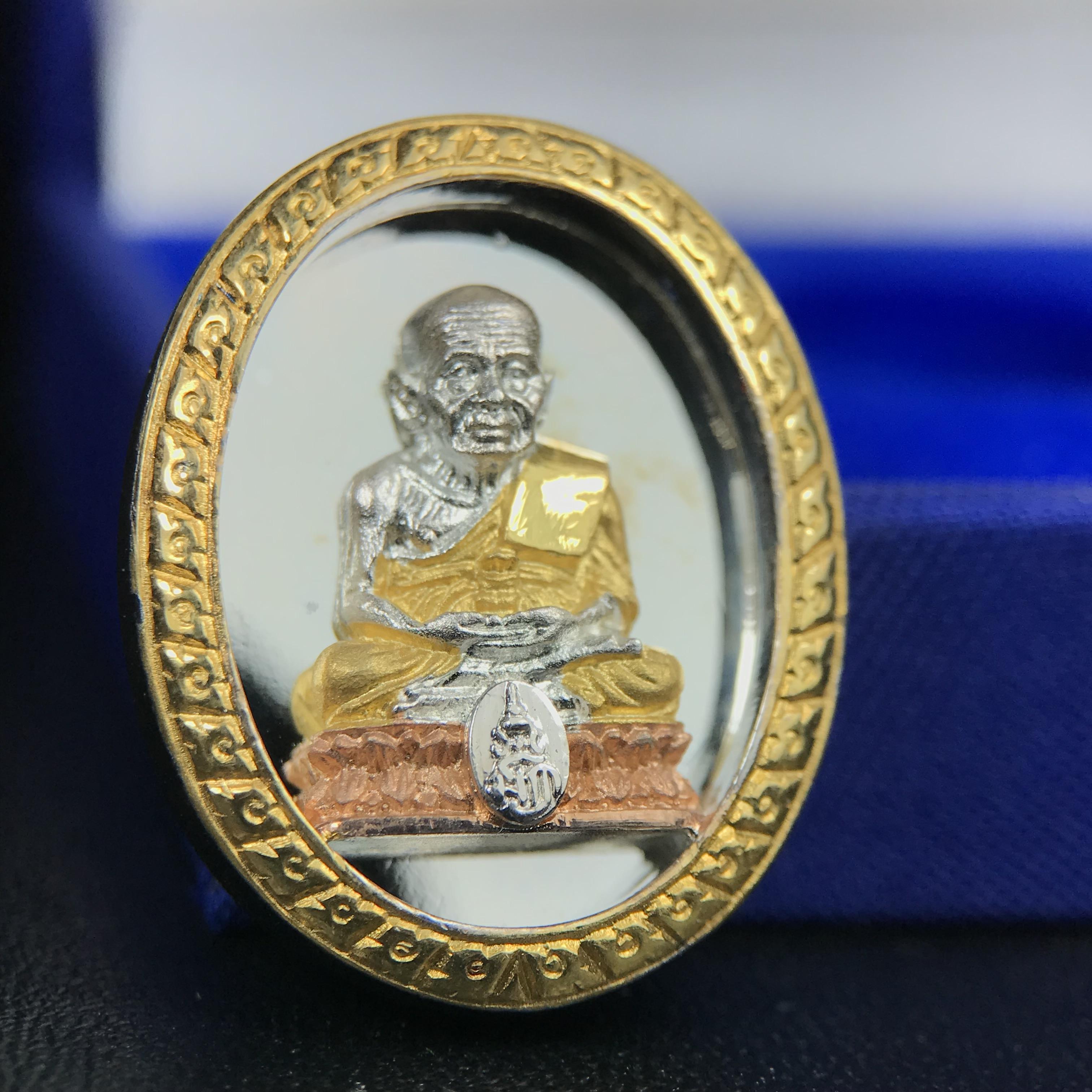 สมเด็จหลวงปู่ทวด วัดช้างให้ รุ่น เฉลิมพระเกียรติ ตราสัญลักษณ์ มวก. พิมพ์รูปไข่เนื้อเงิน-สามกษัตริย์ ปี 2544 พิธีพุทธาภิเษกใหญ่ ณ อุโบสถวัดช้างให้และอุโบสถวัดพระศรีรัตนศาสดาราม ( วัดพระแก้ว )โดยนิมนต์เกจิชื่อดังสายใต้ทั้งหมดจำนวน 108 รูป