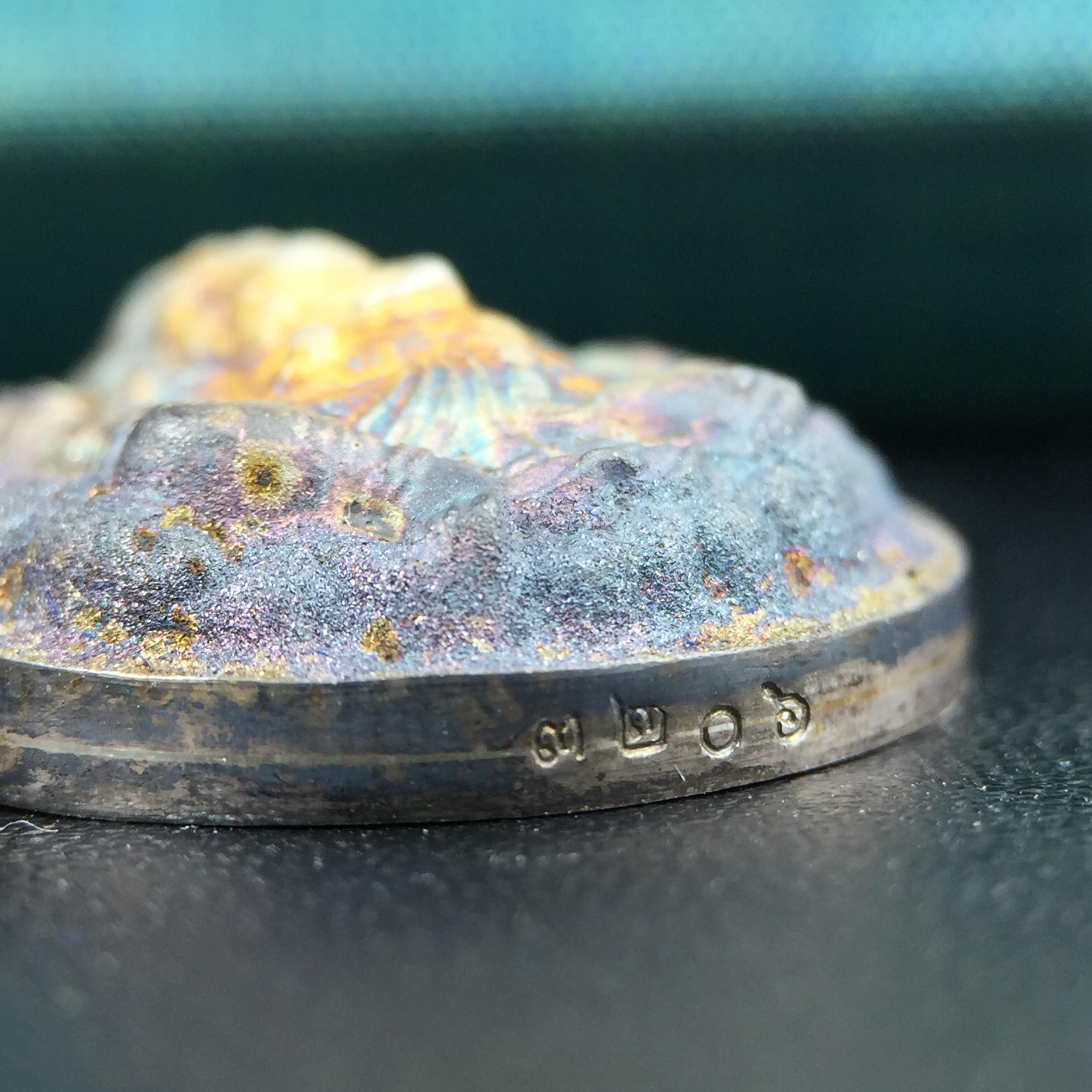 เหรียญพระพิฆเนศวร ญสส. ชุดกาญจนาภิเษกครองราชย์ 50 ปี พุทธศักราช 2538 พิมพ์ใหญ่(2.9 ซม.) เนื้อเงินผิวเดิมกลับดำขึ้นสีรุ้งเข้มขลังงดงามธรรมชาติสร้างสรรค์ สภาพสวยเดิมพร้อมกล่องบรรจุเดิม ตอกโค๊ดหมายเลขกำกับ(1ใน 5539องค์)