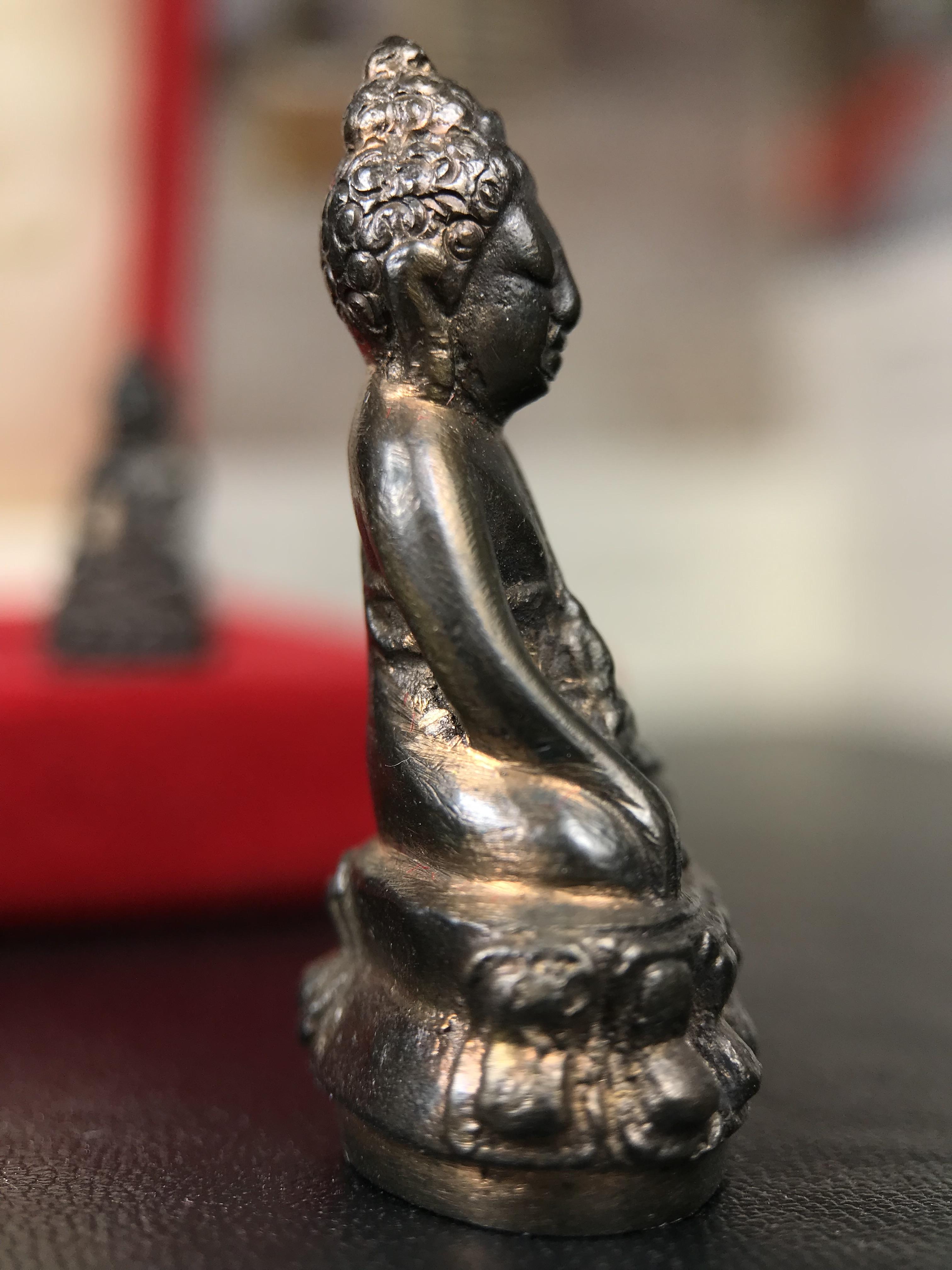 พระกริ่ง-พระชัยวัฒน์ ปวเรศ วัดบวรนิเวศวิหาร ปี 2530 พระบาทสมเด็จพระเจ้าอยู่หัวรัชกาลที่ 9 เจริญพระชนมพรรษา 5 รอบนักษัตริย์(ในหลวง ร.9 เสด็จเททอง)(บรรจุผงจิตรลดาเส้นเกศาในหลวงรัชกาลที่9)พร้อมสูจิบัตรเดิมตอนจัดสร้าง(สภาพสวยครบสมบูรณ์))พิธีใหญ่ รุ่นยอดนิยม