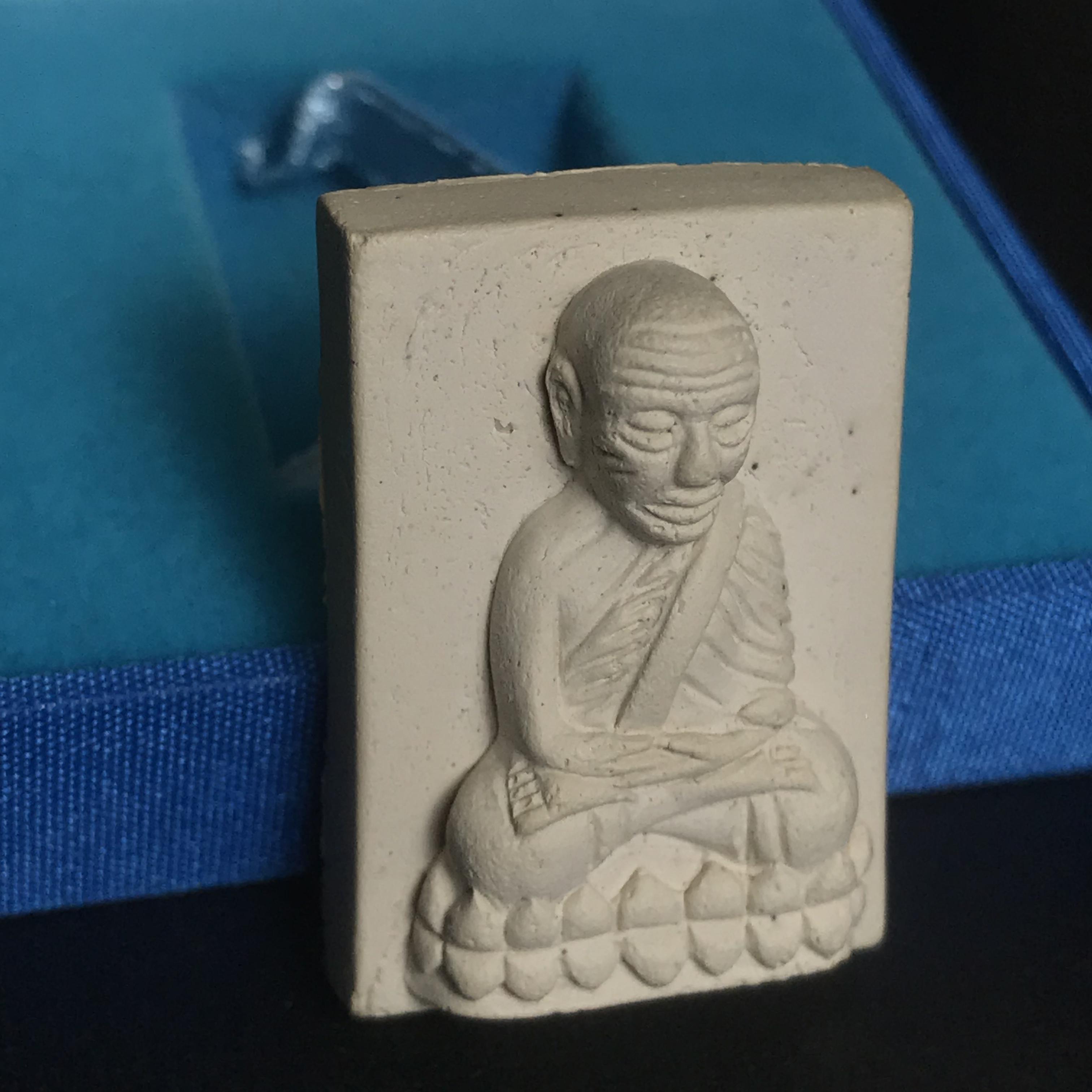 หลวงพ่อทวด รุ่น สก. วัดห้วยมงคล พิมพ์สี่เหลี่ยมใหญ่ หลังฝังชิ้นเนื้อบางขุนพรม กรรมการสามโค๊ต(ตอกเลข) เนื้อขาวผสมผงเก่าบางขุนพรหม รุ่น2(1ใน 999องค์)