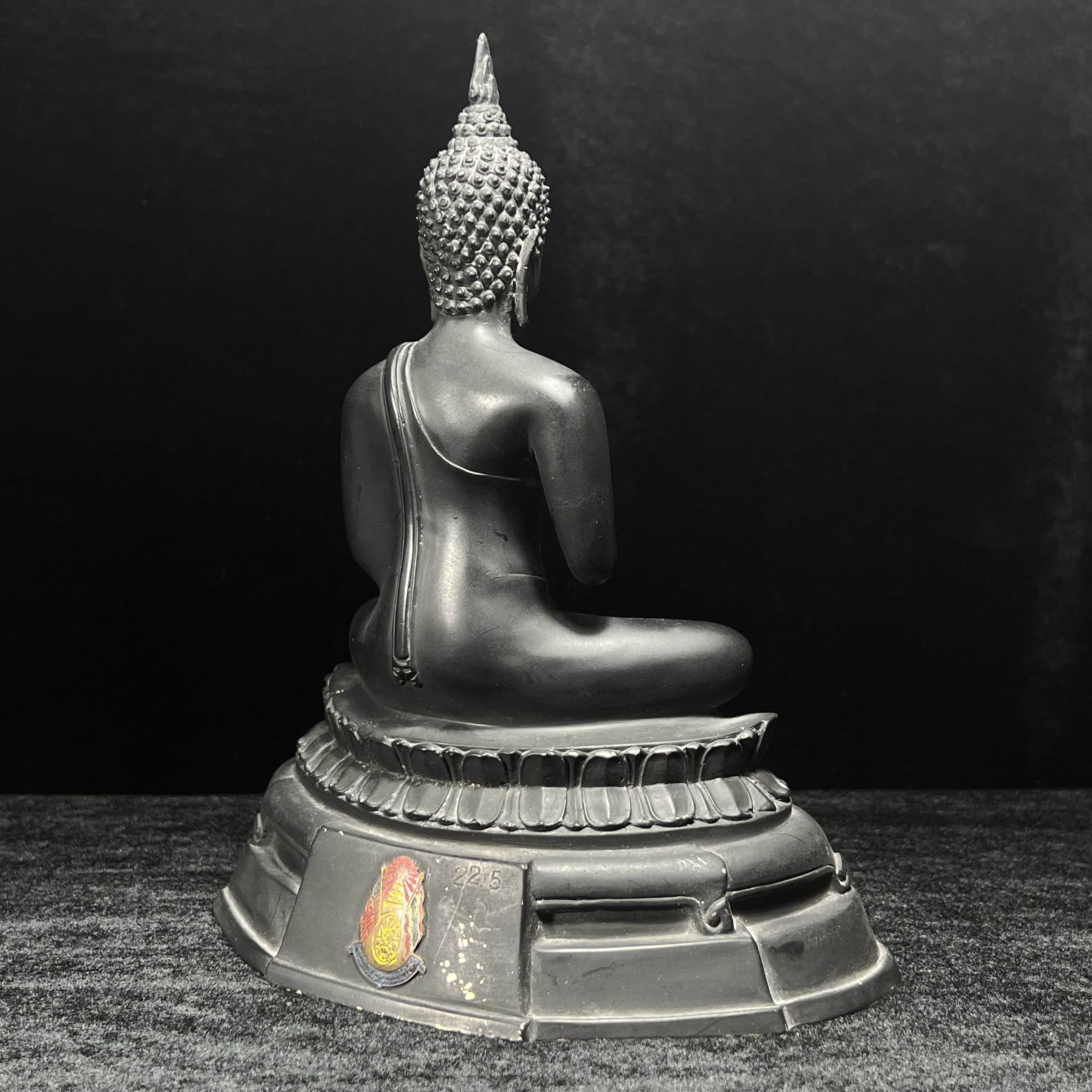 พระพุทธนรเทพศาสดา ทิพยนคราภิมงคลสถิต วัดไทยลอสแองเจลิส สหรัฐอเมริกา ฐาน ภปร. ปี 2522 หน้าตัก 5 นิ้ว เนื้อโลหะรมดำ (อีกหนึ่งพระพุทธ ชุด ภปร.ที่พบเจอและหายาก)ในหลวงรัชกาลที่ 9 เสด็จเททองหมายเลข 225(ผลรวมได้ 9 เลขมหามงคลเจริญก้าวหน้าในทุกด้าน) 1 ใน 2523 องค์