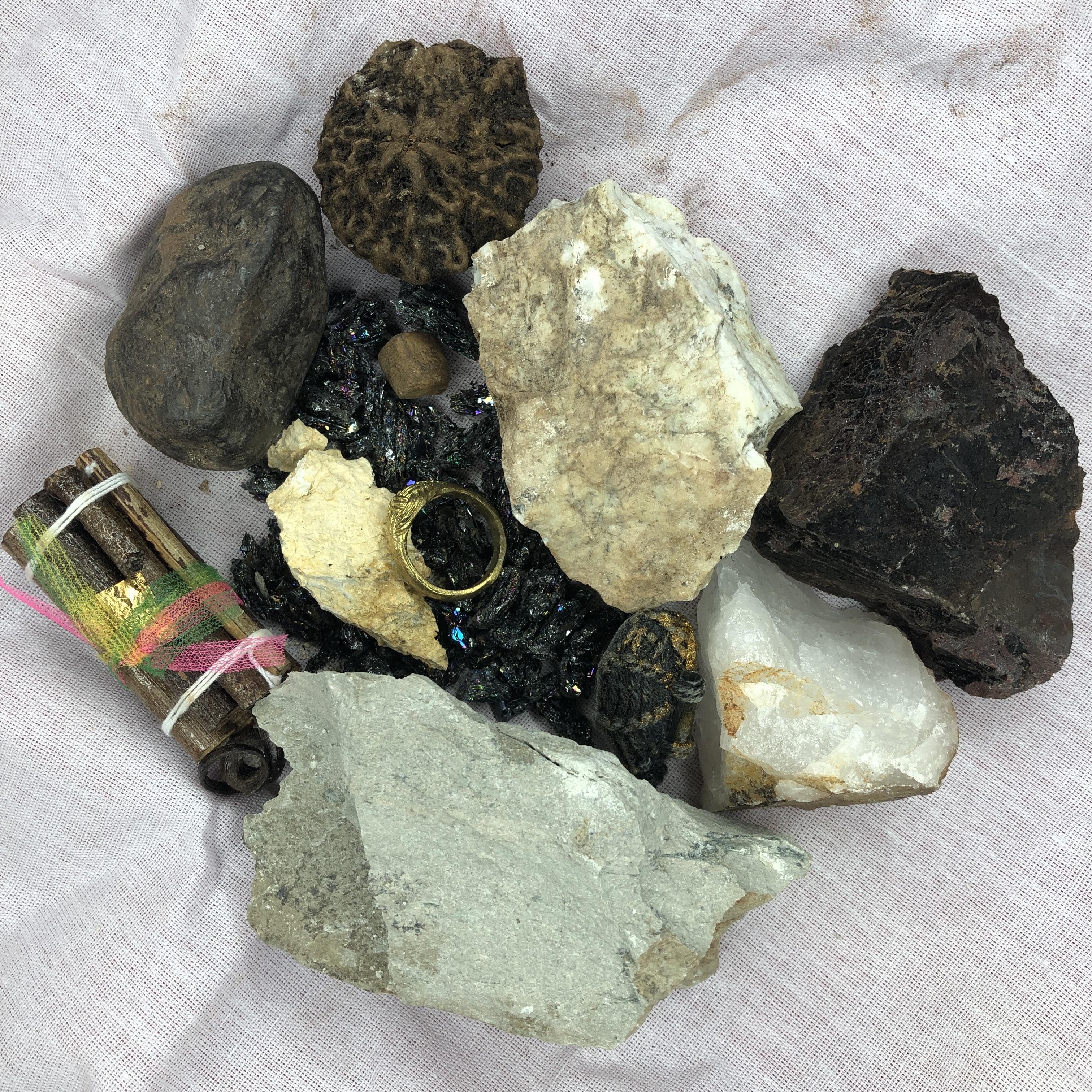 ของป้องกัน ชุดถุงแดงชุดกลาง ลงเสาเอก ลงเสาโท | อุปกรณ์ตั้งเสาเอก ชุดลงเสาเอกเสาโท ตั้งเสาเอก อุปกรณ์ลงเสาเอก ชุดยกเสาเอก สิริมงคล สวยงาม ครบชุด ยกเสาเอก ลงเสาเอก