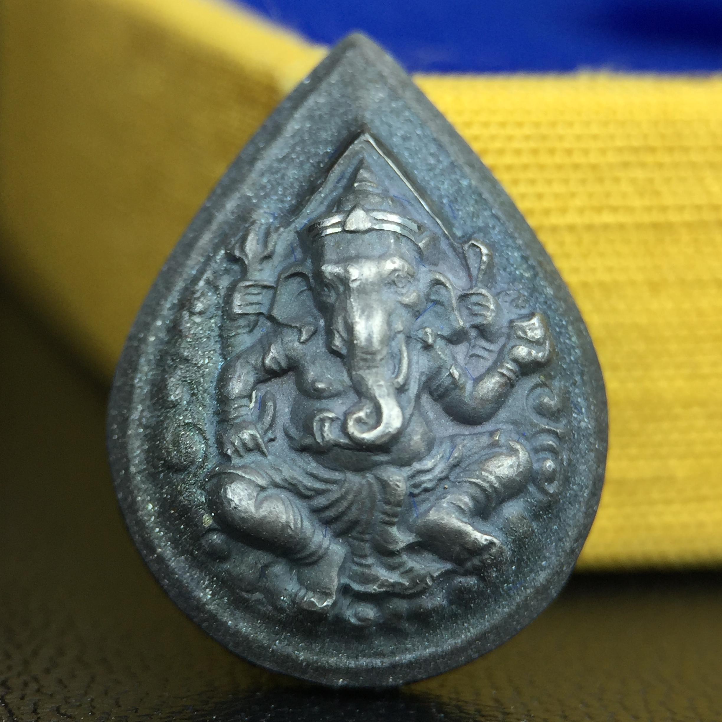 เหรียญพระพิฆเนศวร ญสส. ชุดกาญจนาภิเษกครองราชย์ 50 ปี พุทธศักราช 2538 พิมพ์เล็ก(1.9 ซม.) เนื้อเงินผิวเดิมกลับดำเข้มขลังงดงามธรรมชาติ สภาพสวยเดิมพร้อมกล่องบรรจุเดิม ตอกโค๊ดหมายเลขกำกับ(1ใน1000องค์)