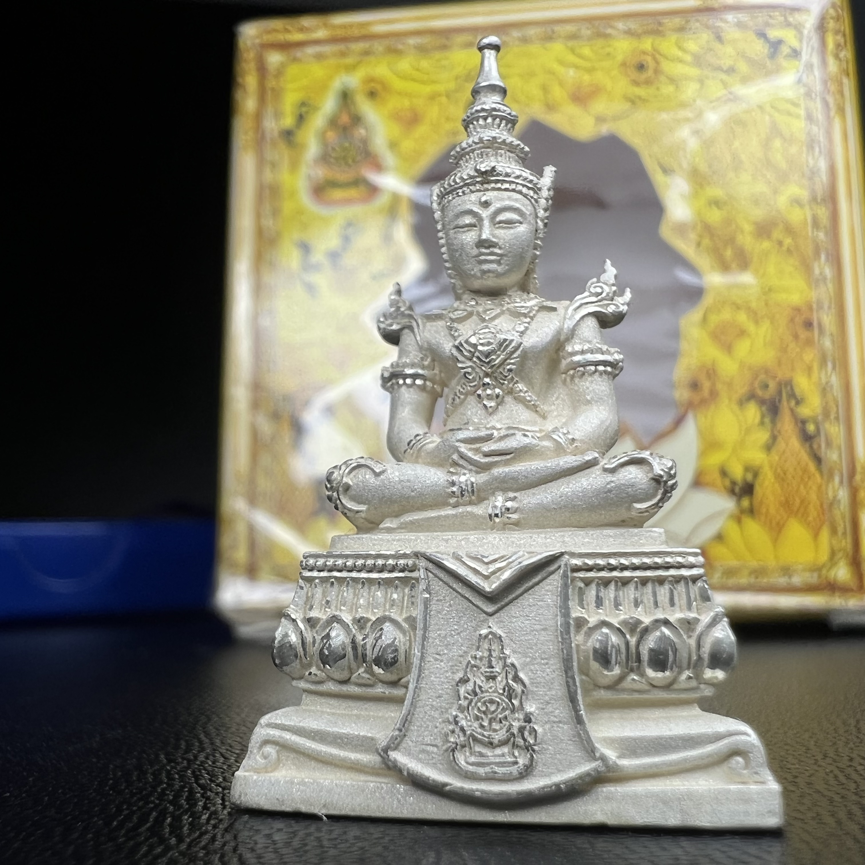พระแก้วมรกต(จำลอง)ลอยองค์ ขนาดหน้าตัก 1/2 นิ้ว ทรงเครื่องฤดูร้อน เนื้อเงิน ตราสัญลักษณ์ฉลองสิริราชสมบัติ ครบ 60 ปี พ.ศ.2549(สภาพสวย ครบ สมบูรณ์))