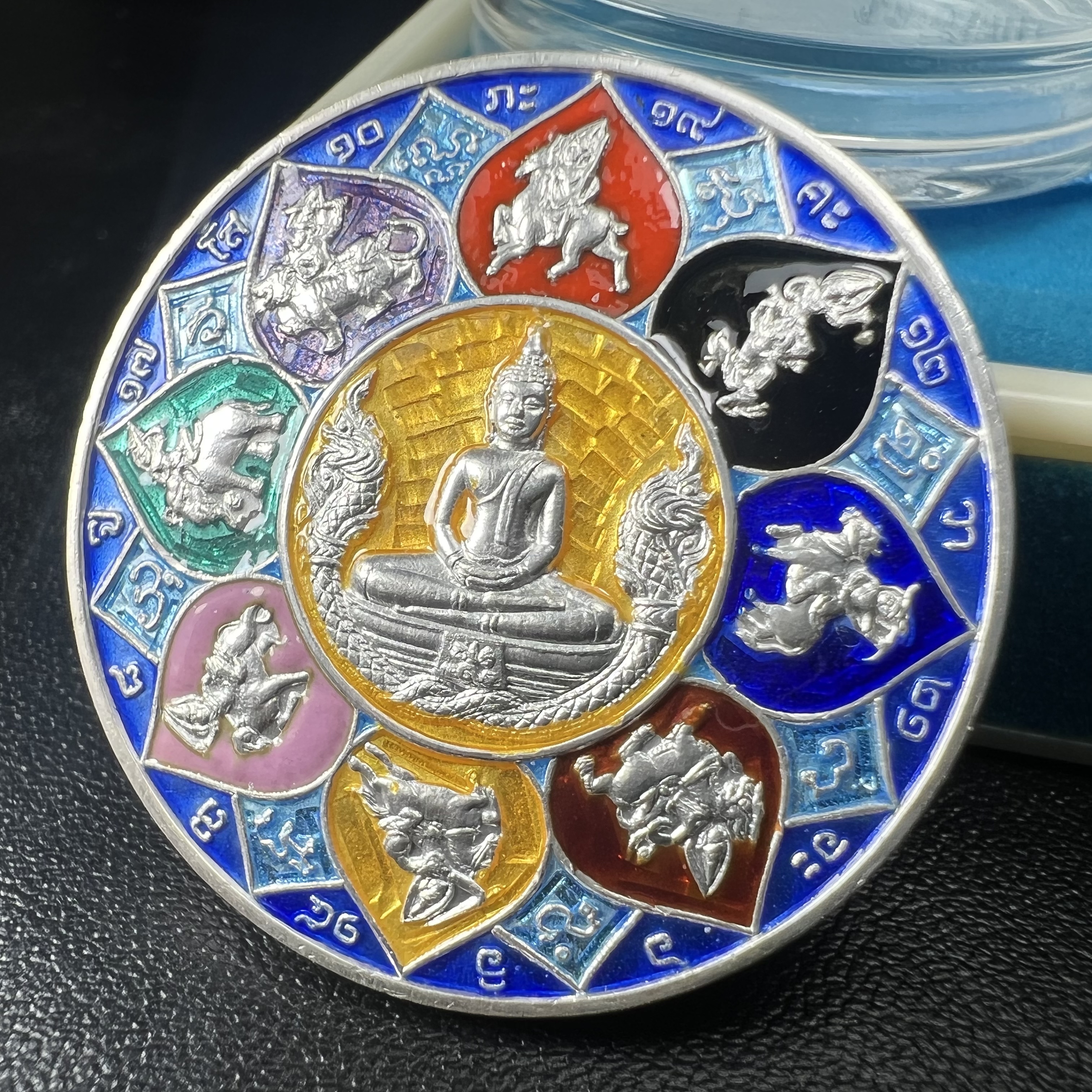 เหรียญหลวงพ่อโสธร รุ่นดวงชะตาคู่ชีวิต พิธีมหาจักรพรรดิตราธิราชครั้งยิ่งใหญ่ พิธีสวดนพเคราะห์เพื่อความเป็นสิริมงคล ปี 2547 ณ พระอุโบสถวัดโสธรวรารามวรวิหาร จ.ฉะเชิงเทรา เนื้อเงินลงยาราชาวดี ขนาด 3.2 ซม.พร้อมกล่องบรรจุเดิมสภาพสวยครบสมบูรณ์