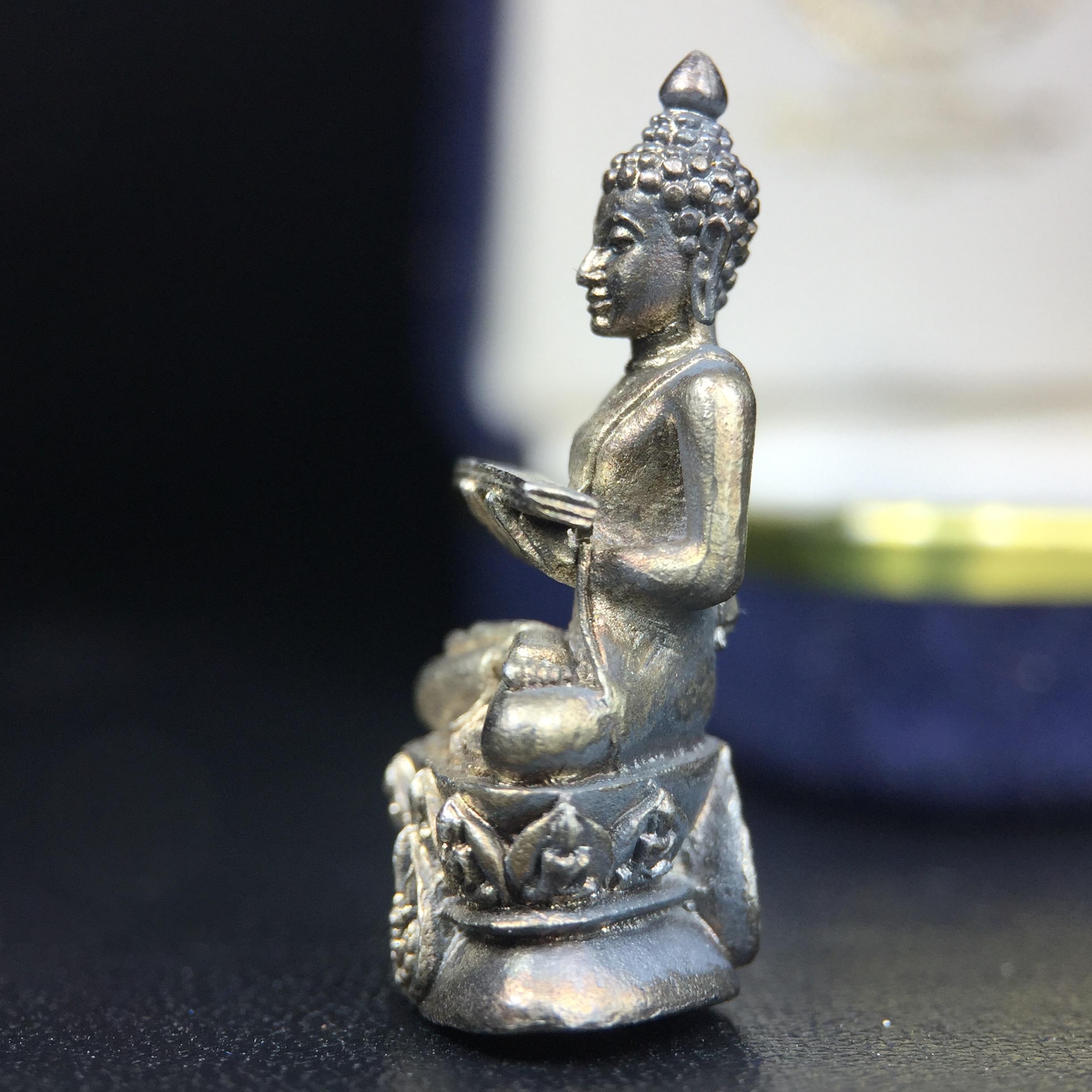 พระกริ่งปรมานุชิตชิโนรส วัดพระเชตุพนวิมลมังคลาราม(วัดโพธิ์) ปี2533 เนื้อเงิน ( ในหลวงรัชกาลที่9เสด็จเททอง)พิธีใหญ่ งดงามด้วยพุทธศิลป์เปี่ยมด้วยพุทธคุณ อีกหนึ่งรุ่นที่แนะนำสะสมบูชา