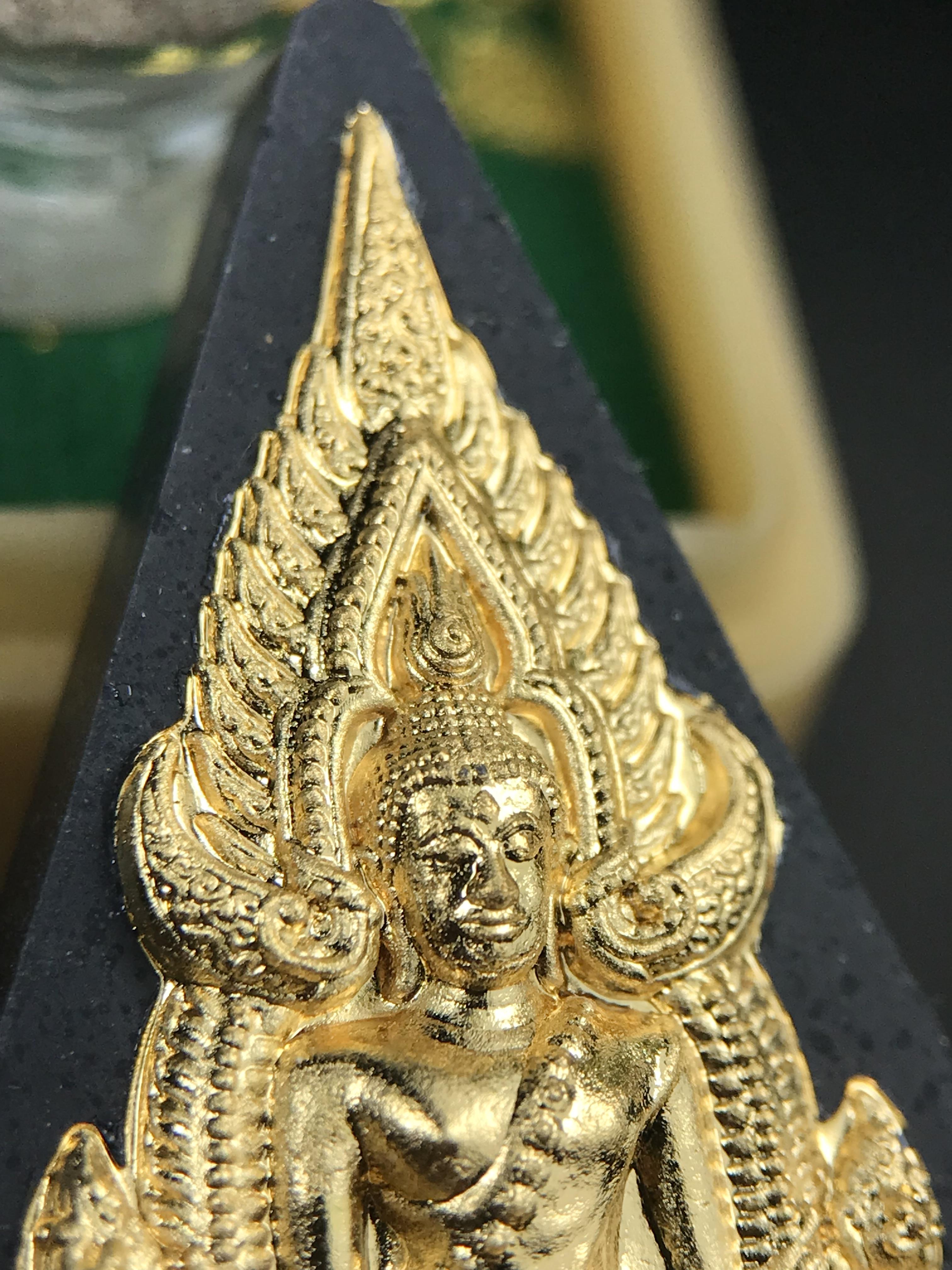 พระพุทธชินราช(จำลอง)ภปร. 84พรรษา เนื้อผงปิดทองด้านหน้า หลัง ภ.ป.ร. ยิงทอง(พระราชทานมวลสาร จิตรลดาและเส้นพระเจ้า ร.9(เส้นผม))ทรงคุณค่าอีกหนึ่งรุ่นยอดนิยม