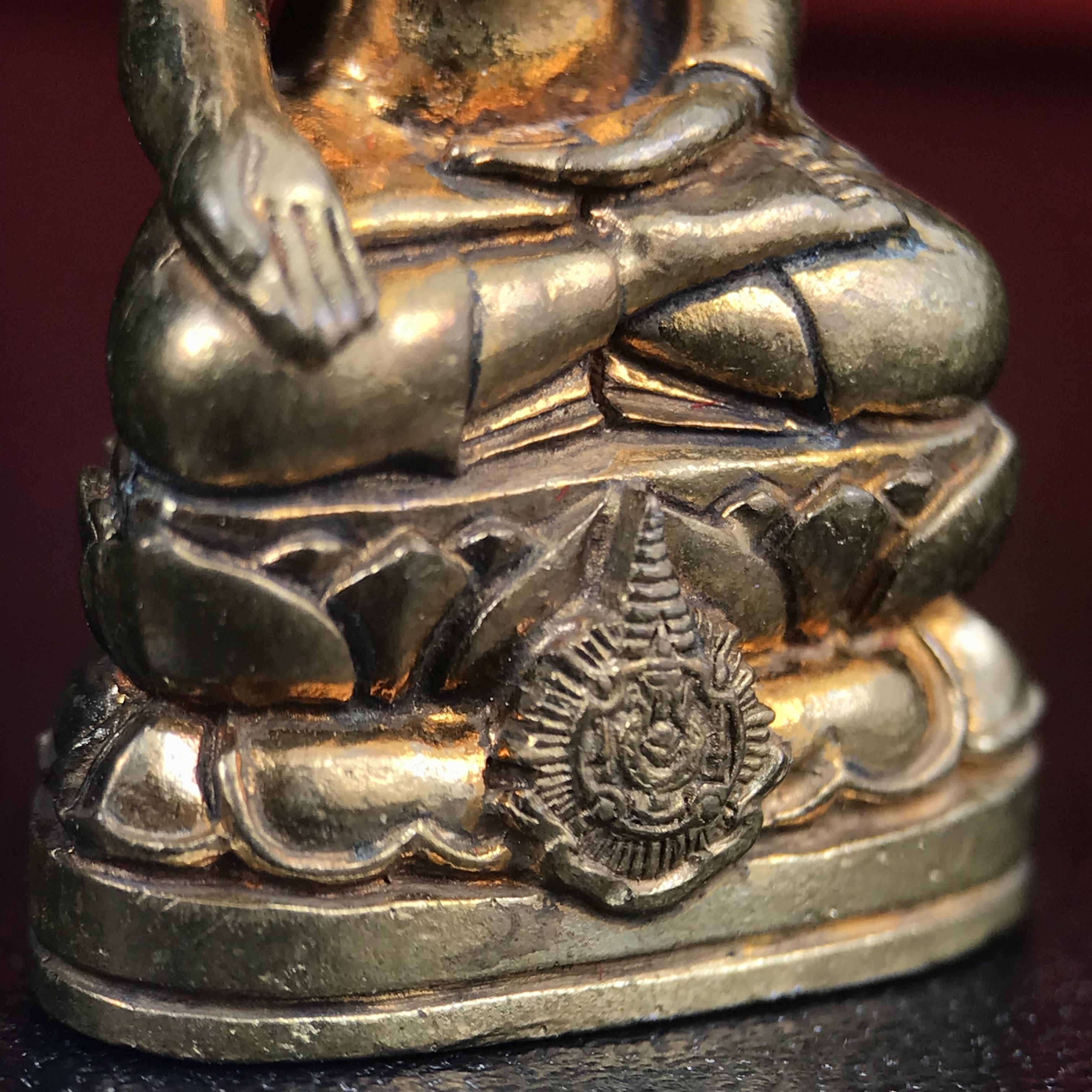 พระกริ่งไพรีพินาศ บรรจุเหล็กไหล ครั้งแรกและครั้งเดียวในประวัติศาสตร์ เฉลิมพระเกียรติ พระบาทสมเด็จพระเจ้าอยู่หัวรัชกาลที่9 พระชนมพรรษา 6 รอบ ปี2542 เนื้อสัมฤทธิ์(บรรจุเหล็กไหล)ดีนอก-ดีใน พิธีใหญ่ มวลสารเด่น(พิเศษกรรมการ ตอก 2 โค๊ต หมายเลข ๑๕๙๓)หายาก