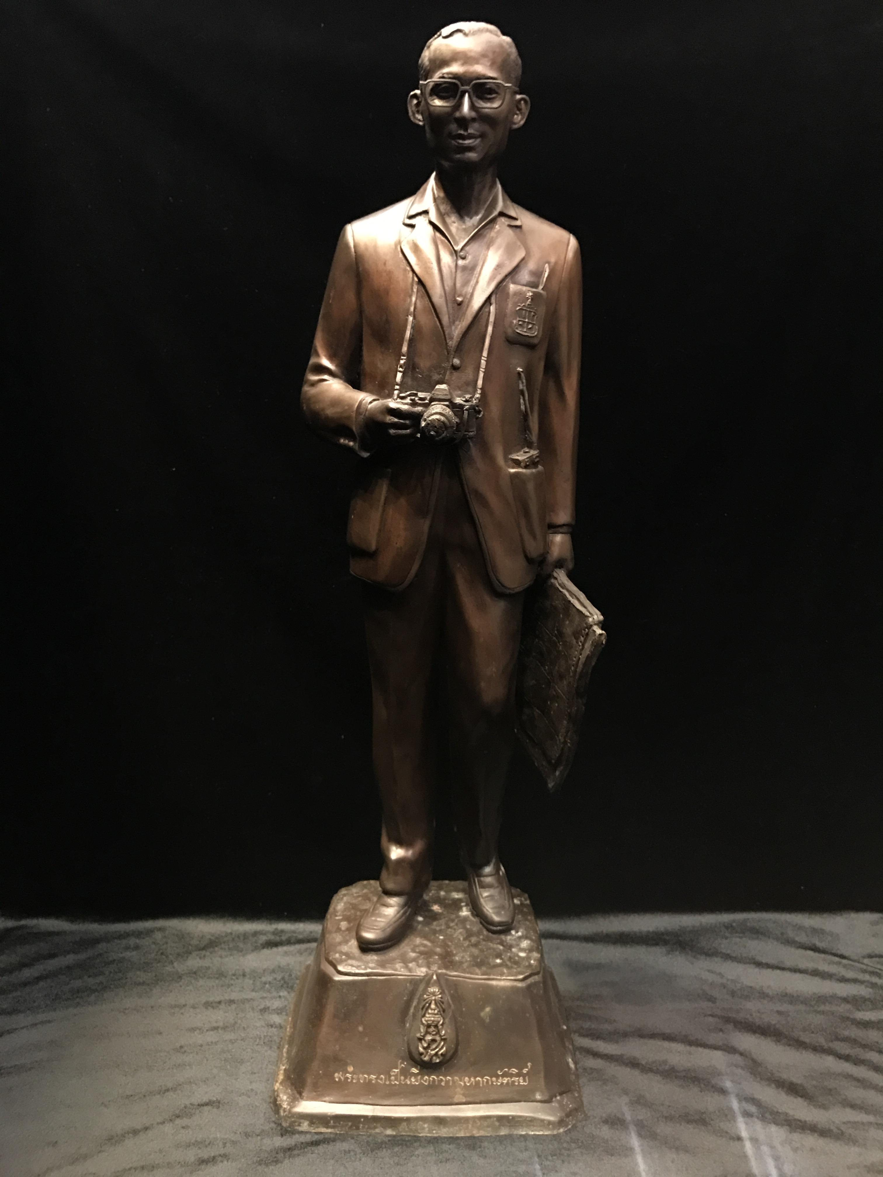 พระบรมรูป รัชกาลที่ 9 แบบทรงงาน(พระทรงเป็นยิ่งกว่ามหากษัตริย์) วัดญาณสังวรวราราม ปี2539 เนื้อโลหะผสมรมดำ ฐานกว้าง 6.5 นิ้ว สูง 22 นิ้ว(1ใน599องค์)