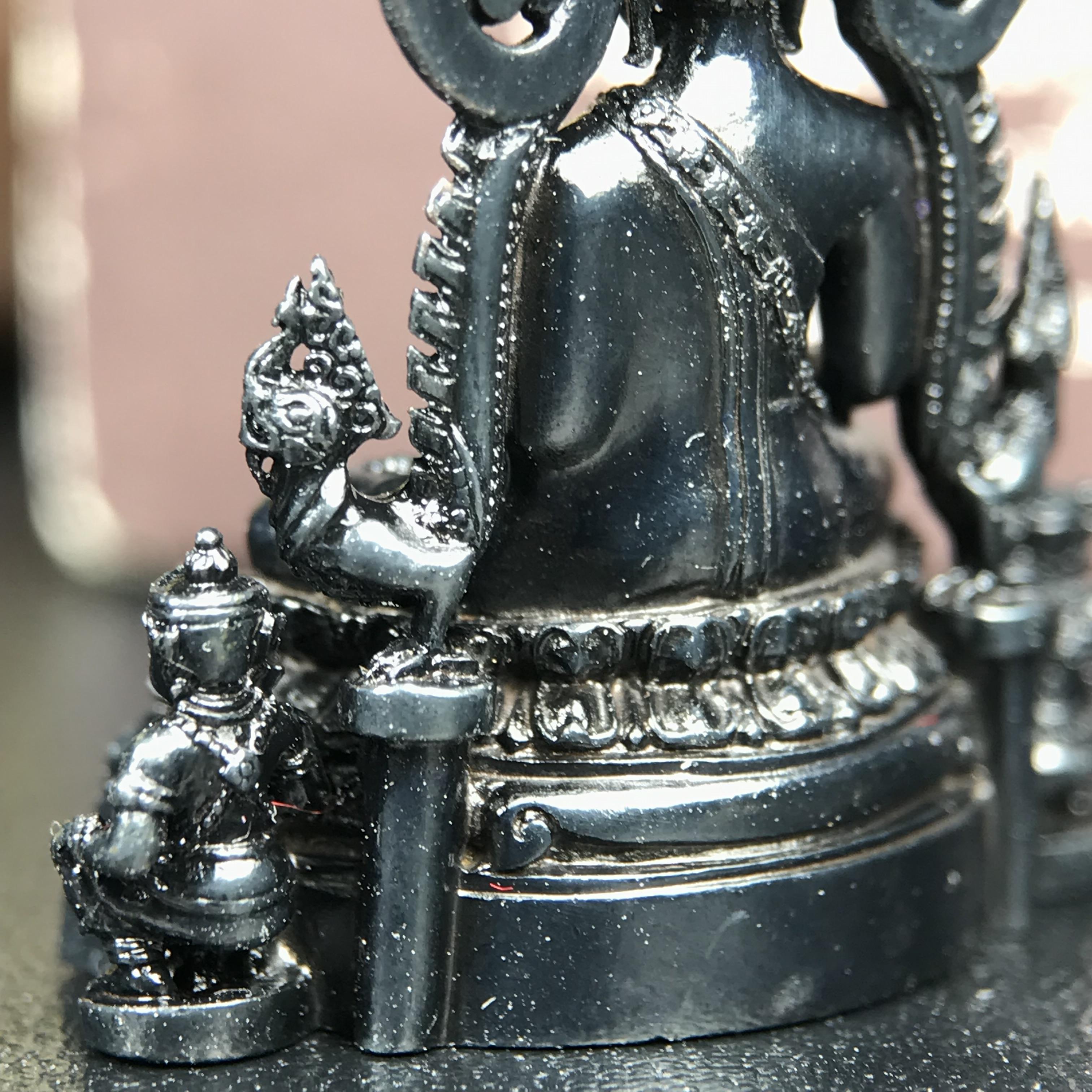 พระพุทธชินราช ภปร. โครงการ "เพราะแผ่นดินนี้ คือ แผ่นดินเกิด" ปี2548(รุ่นแรก) ลอยองค์ หน้าตัก 1/2 นิ้ว(ขนาด 3.5 x 2.5 ซม.) เนื้อเงินรมดำ(พุทธศิลป์จำลองเมื่อครั้งลอกทอง ครั้งที่3 เมื่อปี2547 ร้อยปีจะมีสักครั้ง "พระพุทธชินราชองค์ดำ")